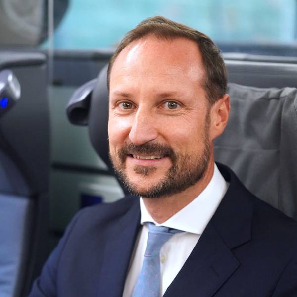 Der norwegische Kronprinz Haakon sitzt in der 1. Klasse im ICE 801 von Hamburg nach Berlin.