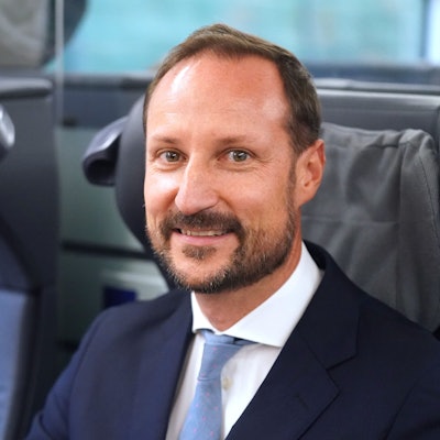 Der norwegische Kronprinz Haakon sitzt in der 1. Klasse im ICE 801 von Hamburg nach Berlin.