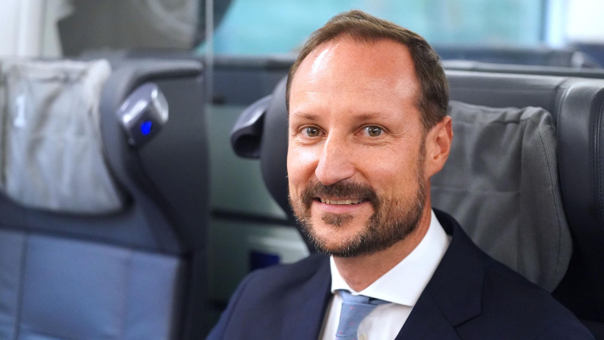 Der norwegische Kronprinz Haakon sitzt in der 1. Klasse im ICE 801 von Hamburg nach Berlin.