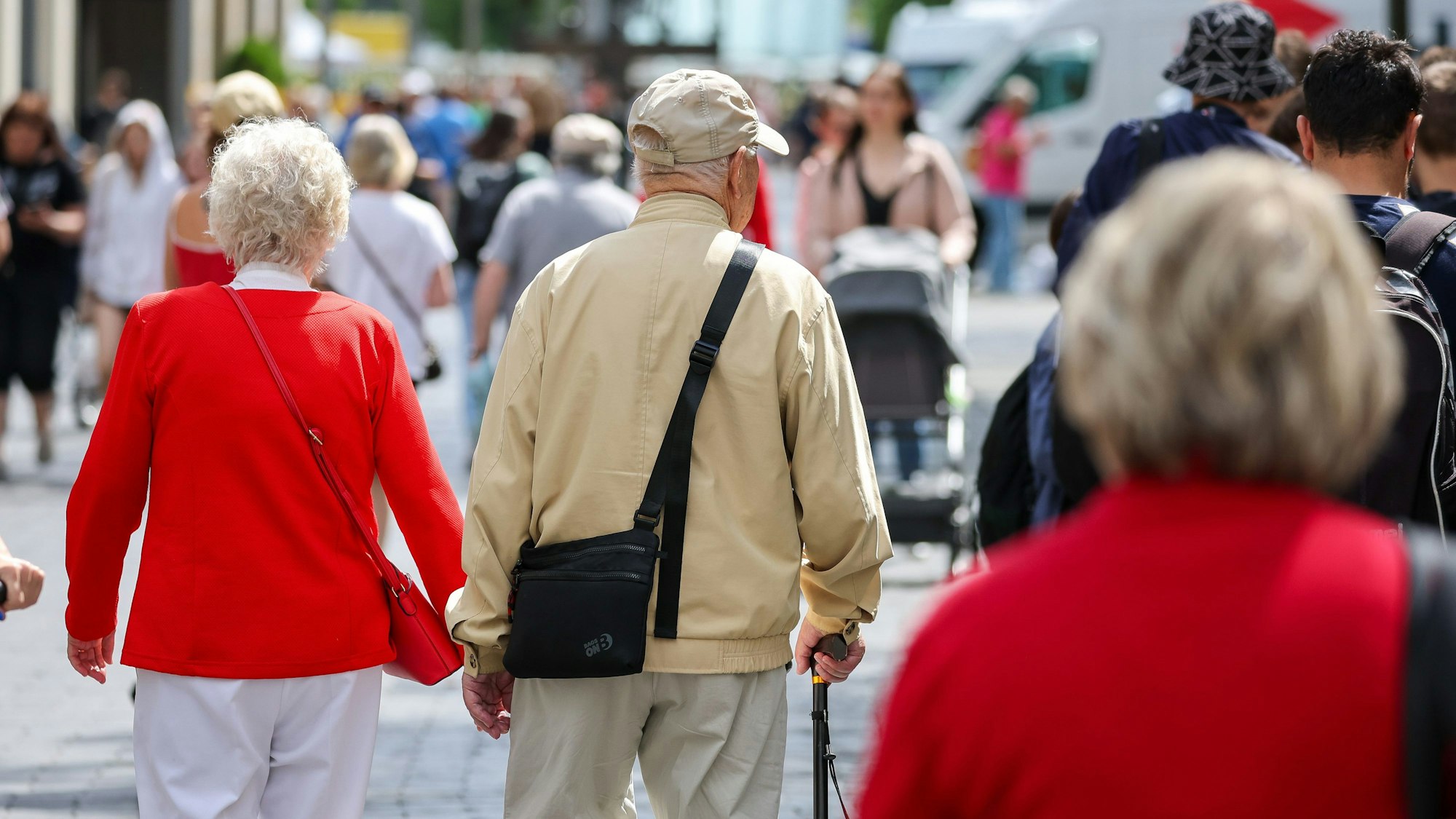 ARCHIV - 27.06.2023, Sachsen, Leipzig: Senioren gehen zum Einkaufen durch die Leipziger Innenstadt. (zu dpa: "Finanzentwicklung der Rentenversicherung und Prognose zu Rentenentwicklung") Foto: Jan Woitas/dpa +++ dpa-Bildfunk +++