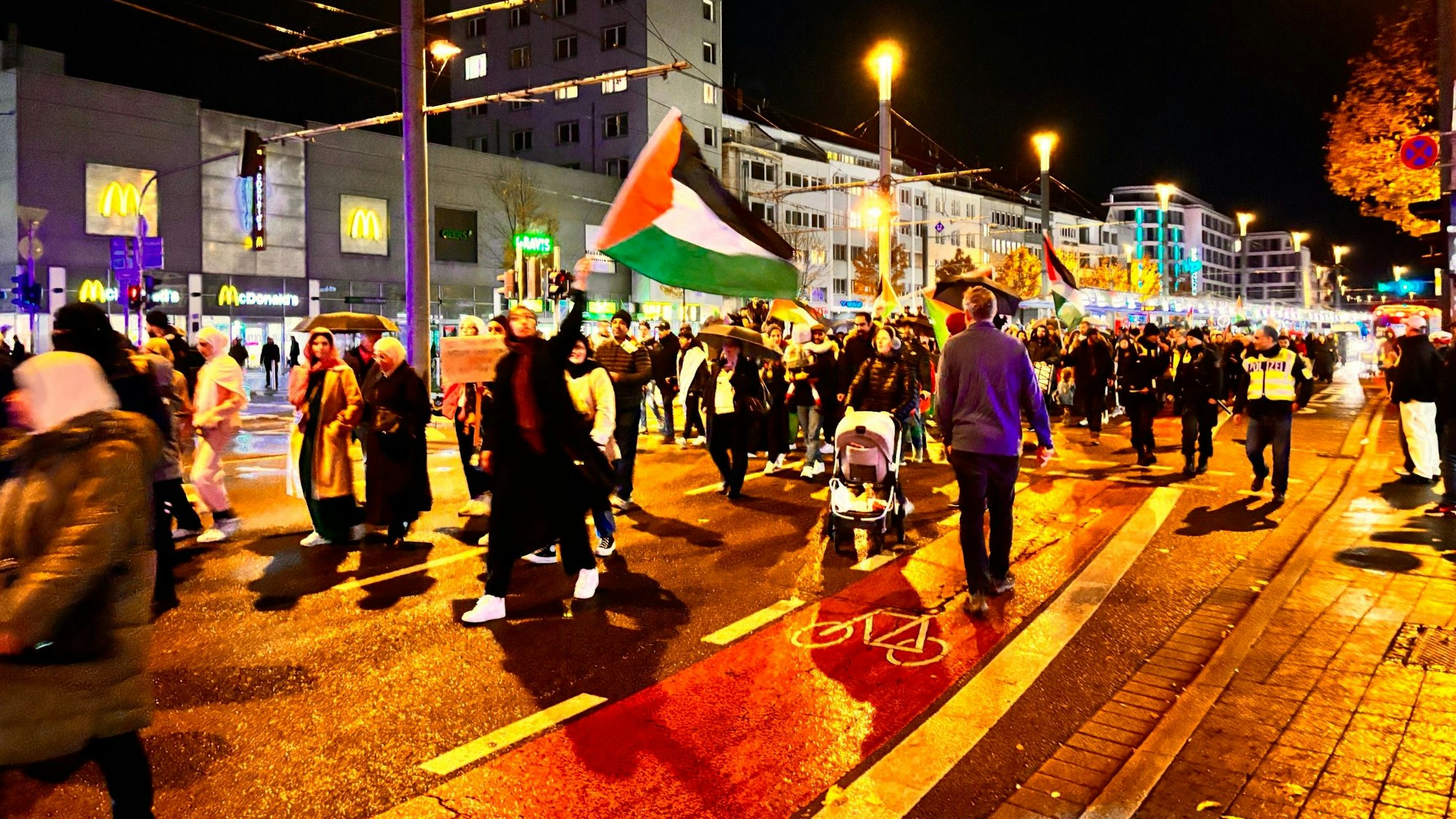 Am Mittwochabend, 8. November, zog eine pro-palästinensische Demo durch die Bonner Innenstadt.