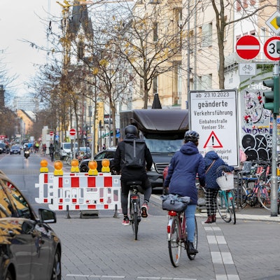 Verkehr an der Venloer Straße in Köln-Ehrenfeld.