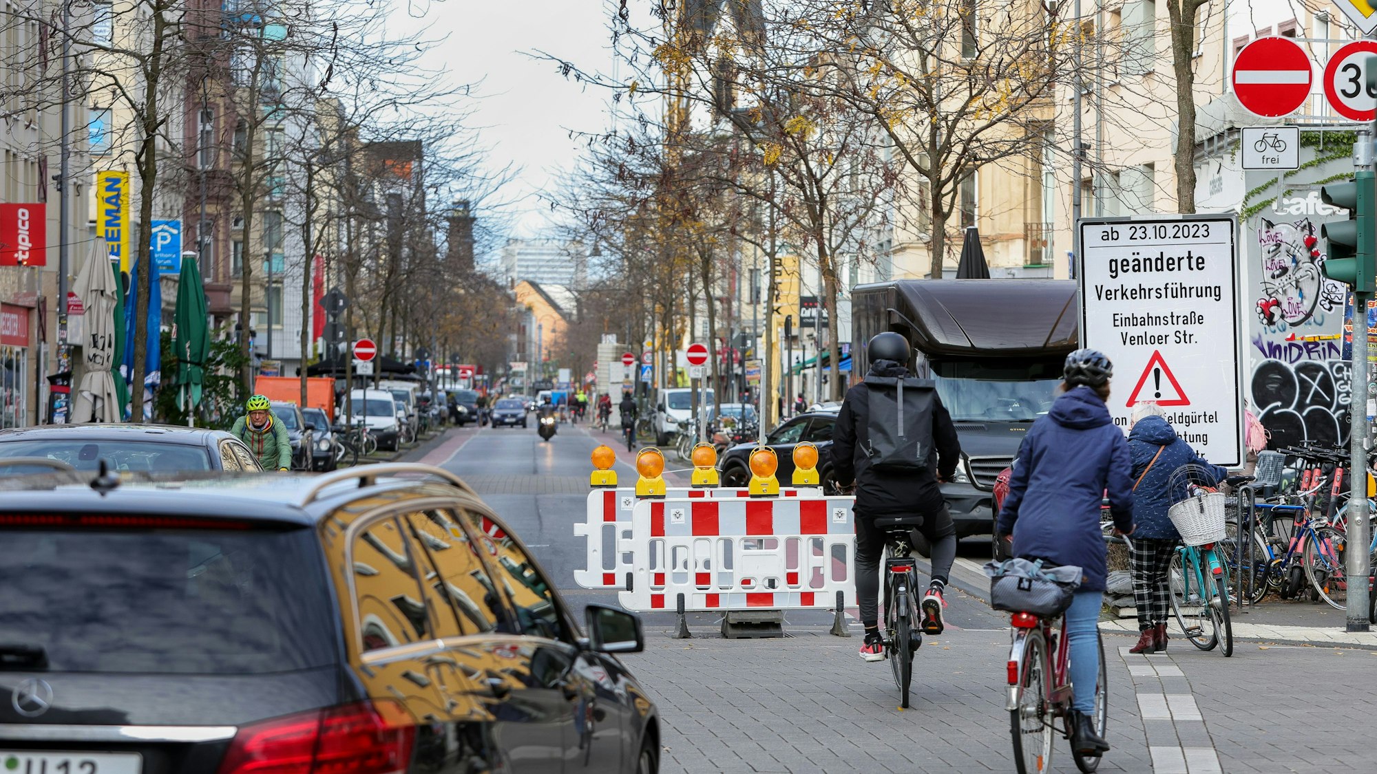 Verkehr an der Venloer Straße in Köln-Ehrenfeld.