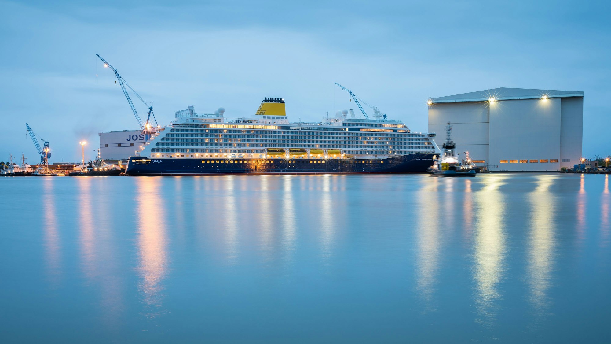 Das Kreuzfahrtschiff „Spirit of Discovery“ liegt im Werftbecken der Meyer Werft. (Archivfoto 2019)