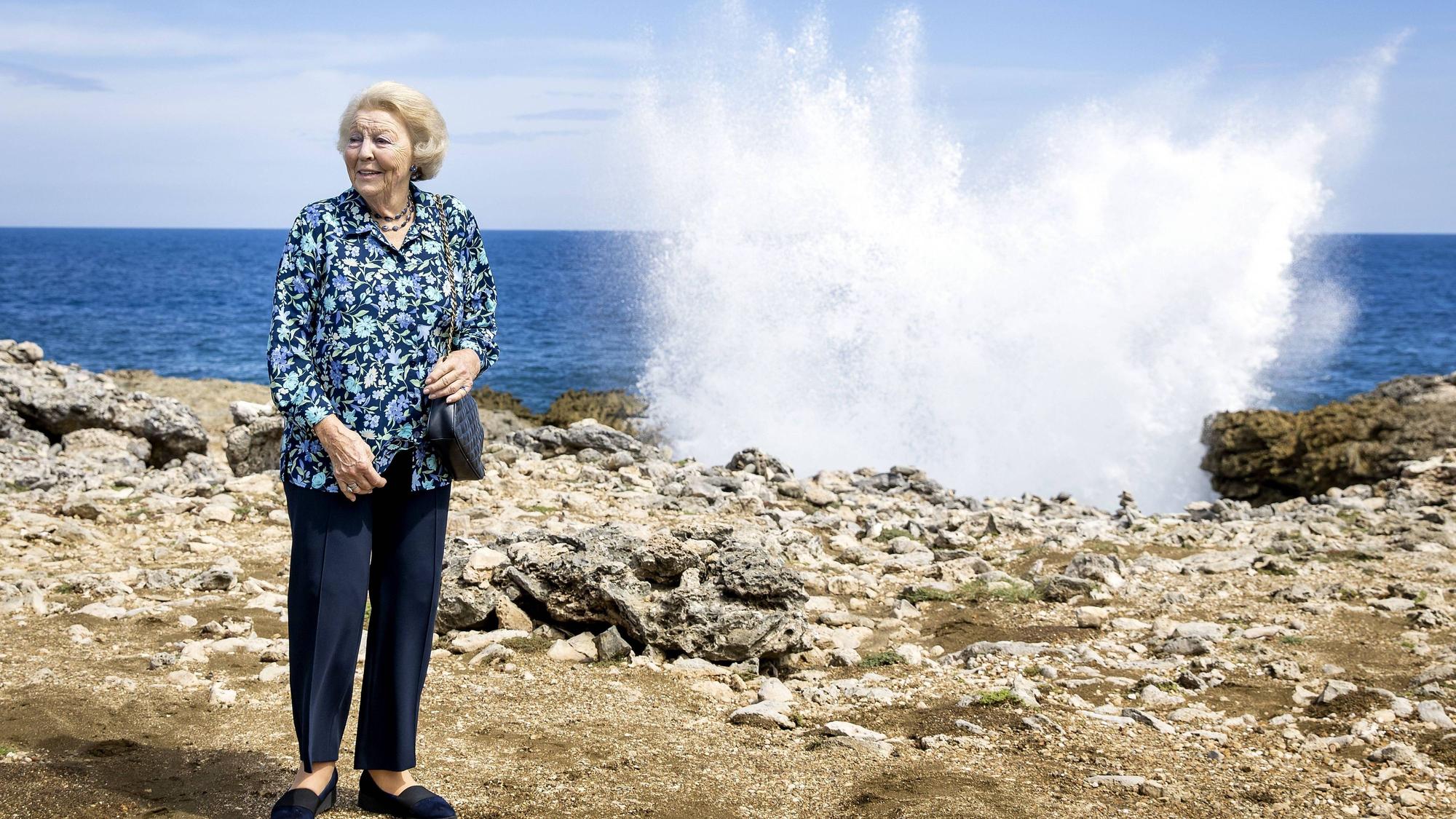 Prinzessin Beatrix beim Besuch des Nationalparks Shete Boka. Der Schutz der Ökosysteme und soziale Initiativen stehen im Mittelpunkt des Besuchs von Prinzessin Beatrix auf Curaçao und Aruba.