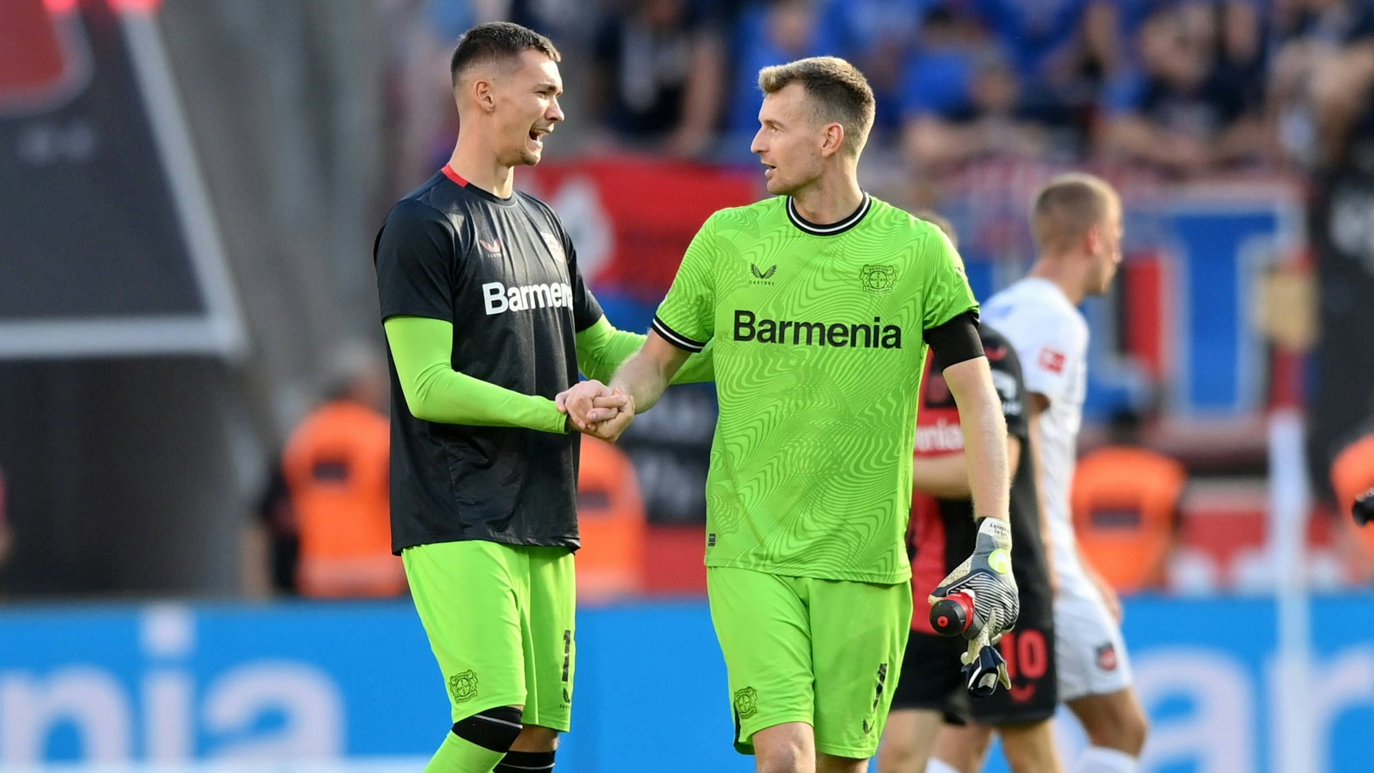 Verstehen sich gut: Matej Kovar (l.) und Lukas Hradecky.