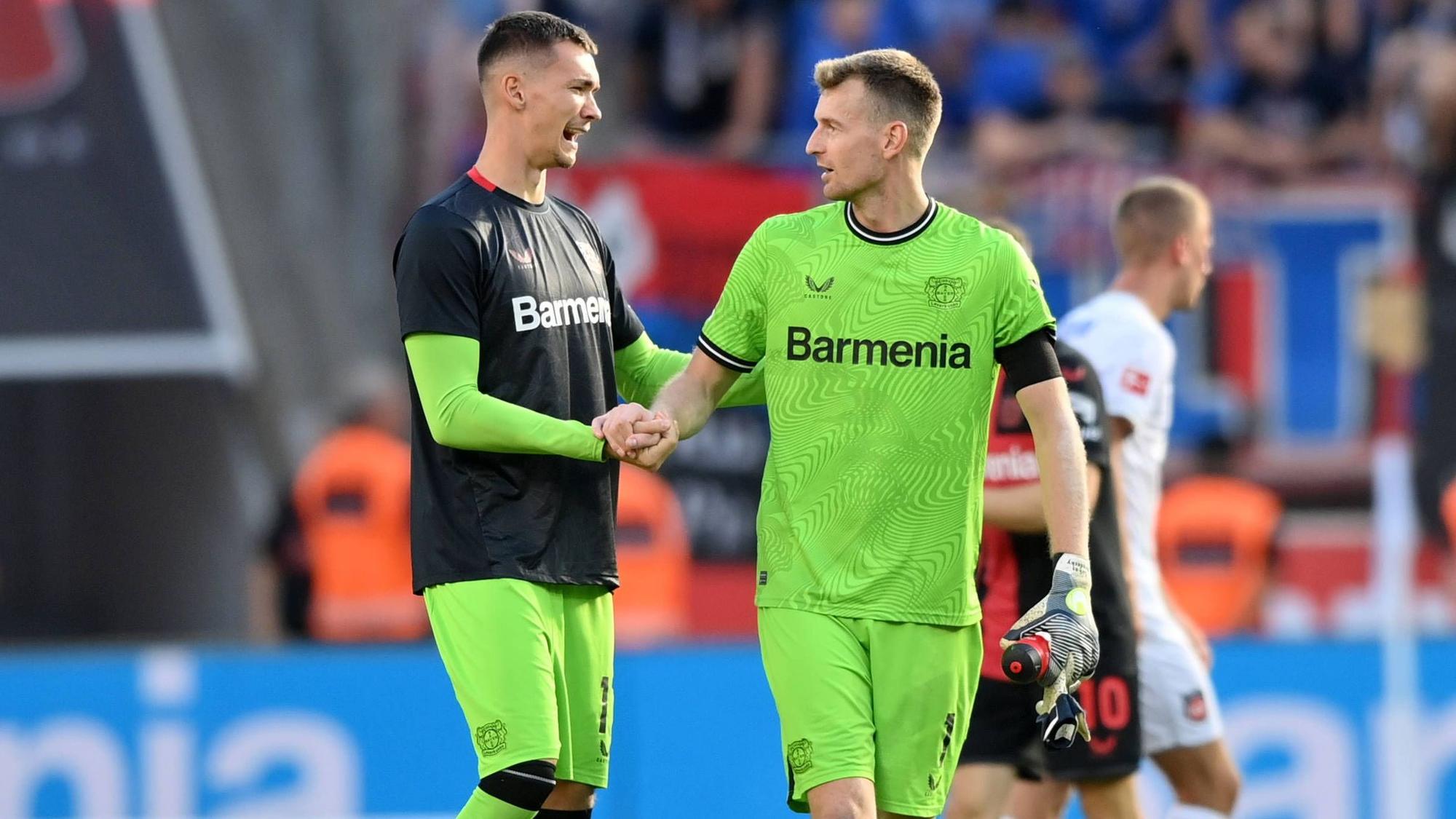 Kapitän Lukas Hradecky (re.) mit Herausforderer Matej Kovar