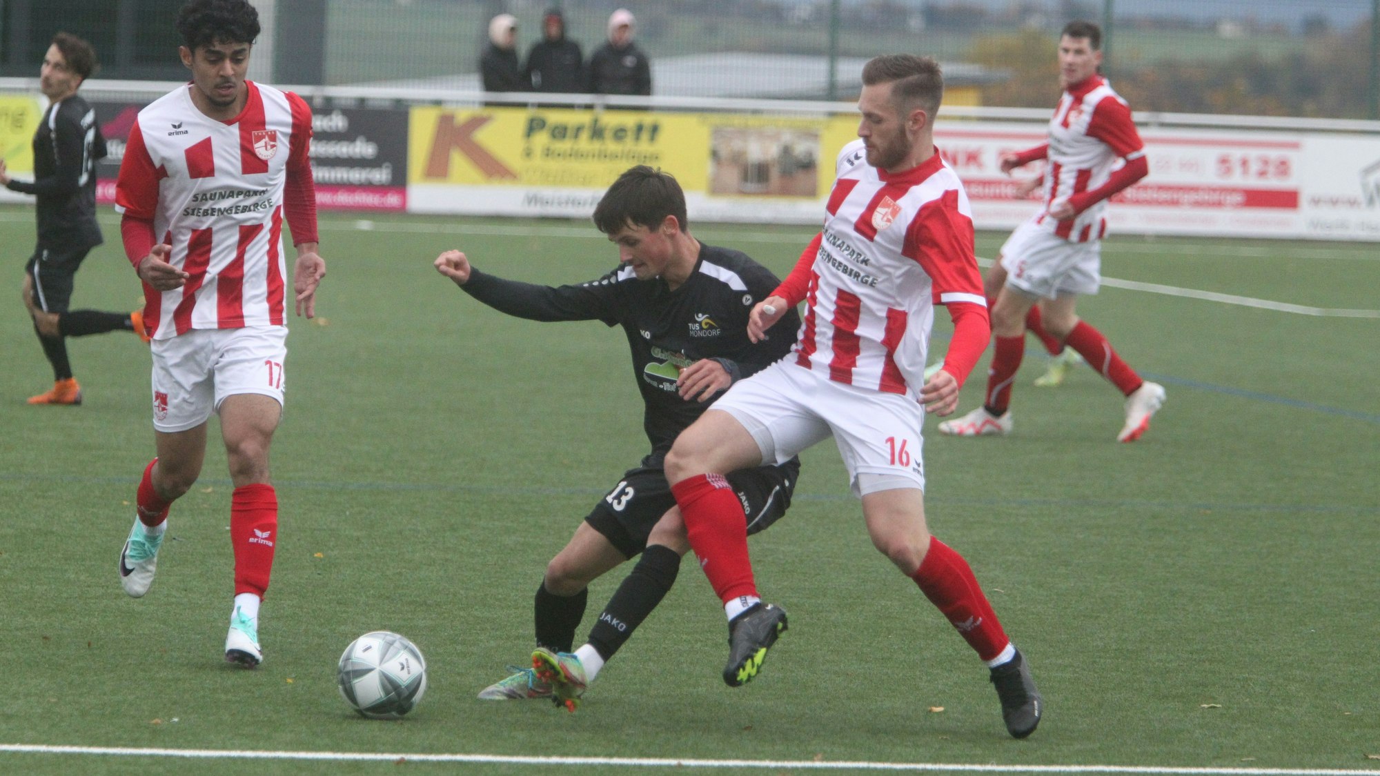 Seit neun Pflichtspielen sieglos: Der TuS Mondorf um Tom Schmitz (Mitte) hofft am Freitagabend auf einen Befreiungsschlag.