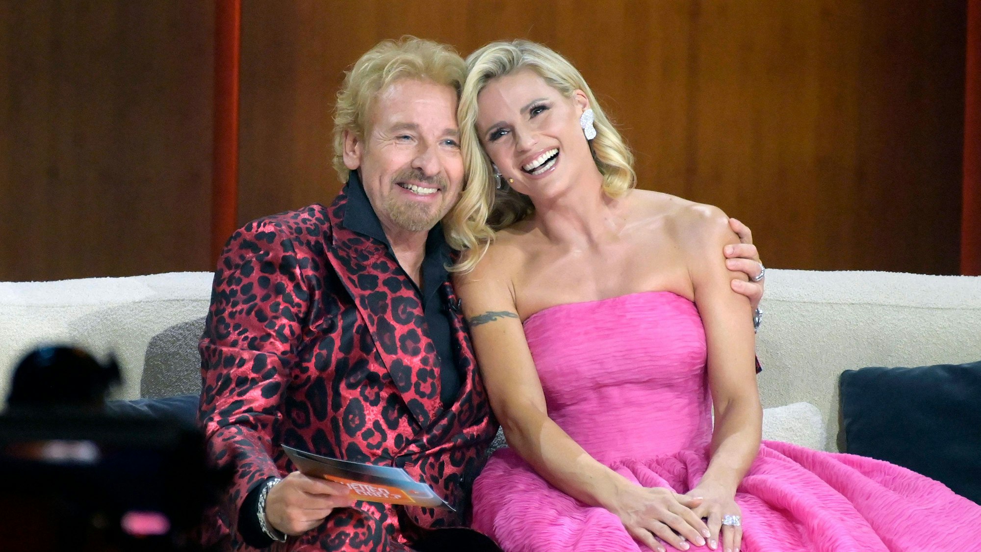 Thomas Gottschalk und Michelle Hunziker in der ZDF-Unterhaltungsshow Wetten, dass.. live aus der Messe Friedrichshafen.
