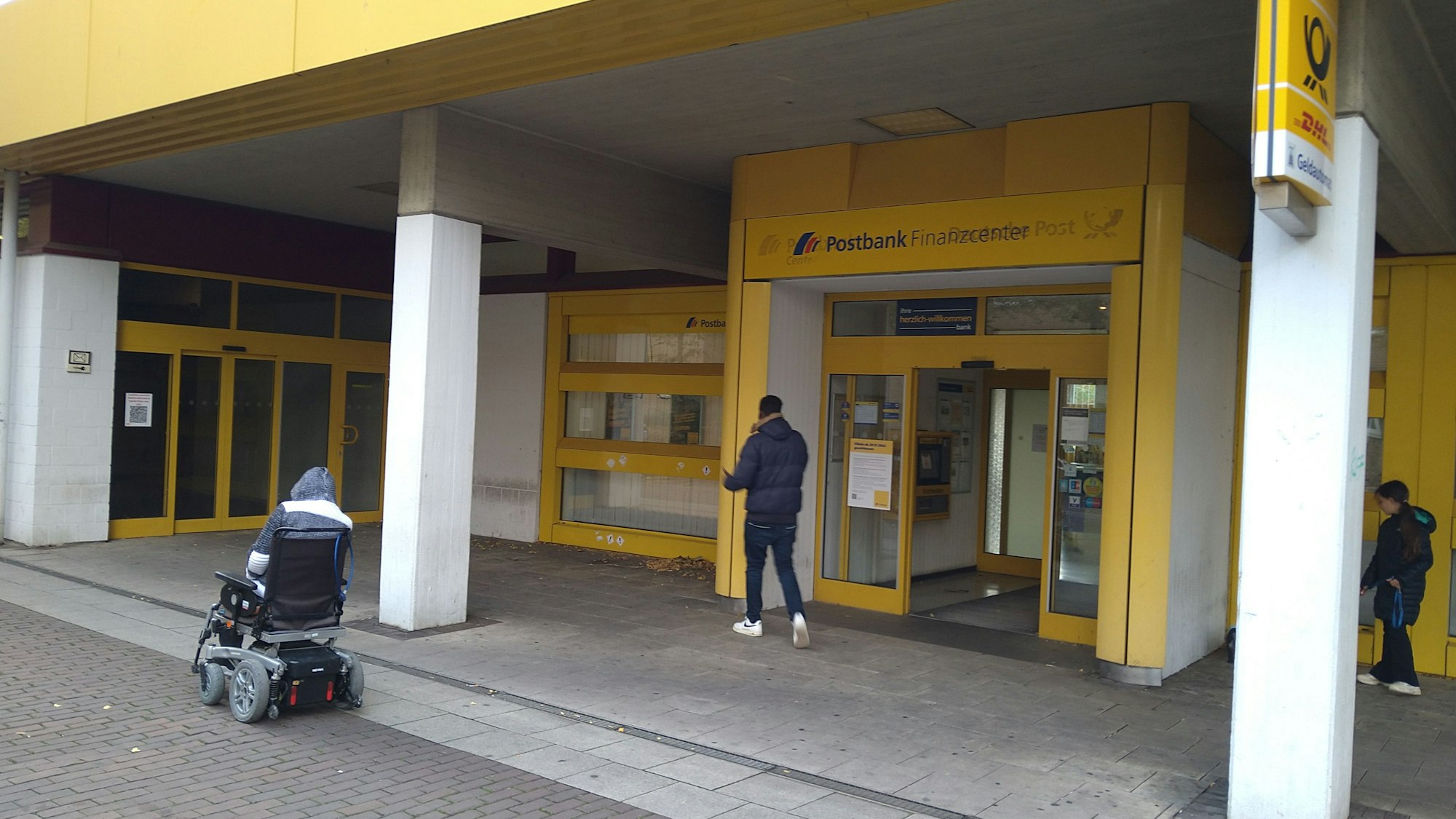 Der Eingang zur Postbank in Köln-Chorweiler