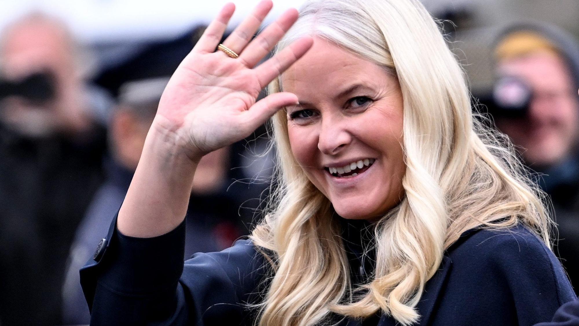 Die norwegische Kronprinzessin Mette-Marit winkt während der zentralen Gedenkfeier zum 34. Jahrestag des Mauerfalls in der Gedenkstätte Berliner Mauer.