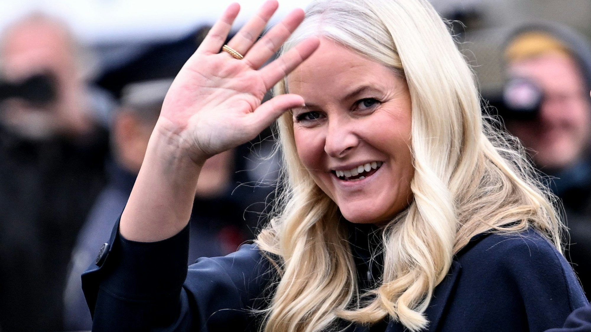 Die norwegische Kronprinzessin Mette-Marit winkt während der zentralen Gedenkfeier zum 34. Jahrestag des Mauerfalls in der Gedenkstätte Berliner Mauer.