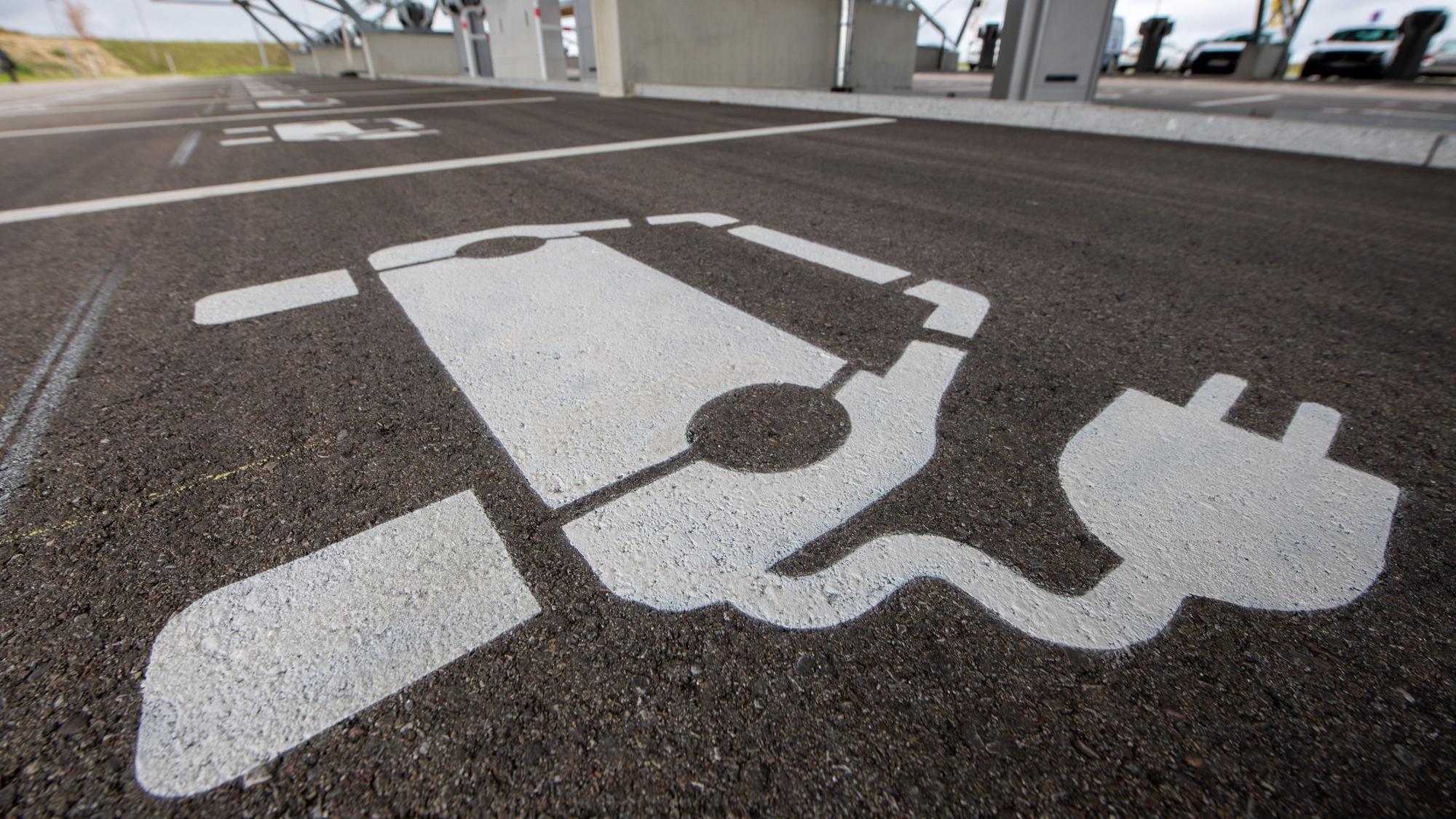 Vor einem Ladepunkt in einem Ladepark ist ein Symbol für ein E-Auto aufgemalt