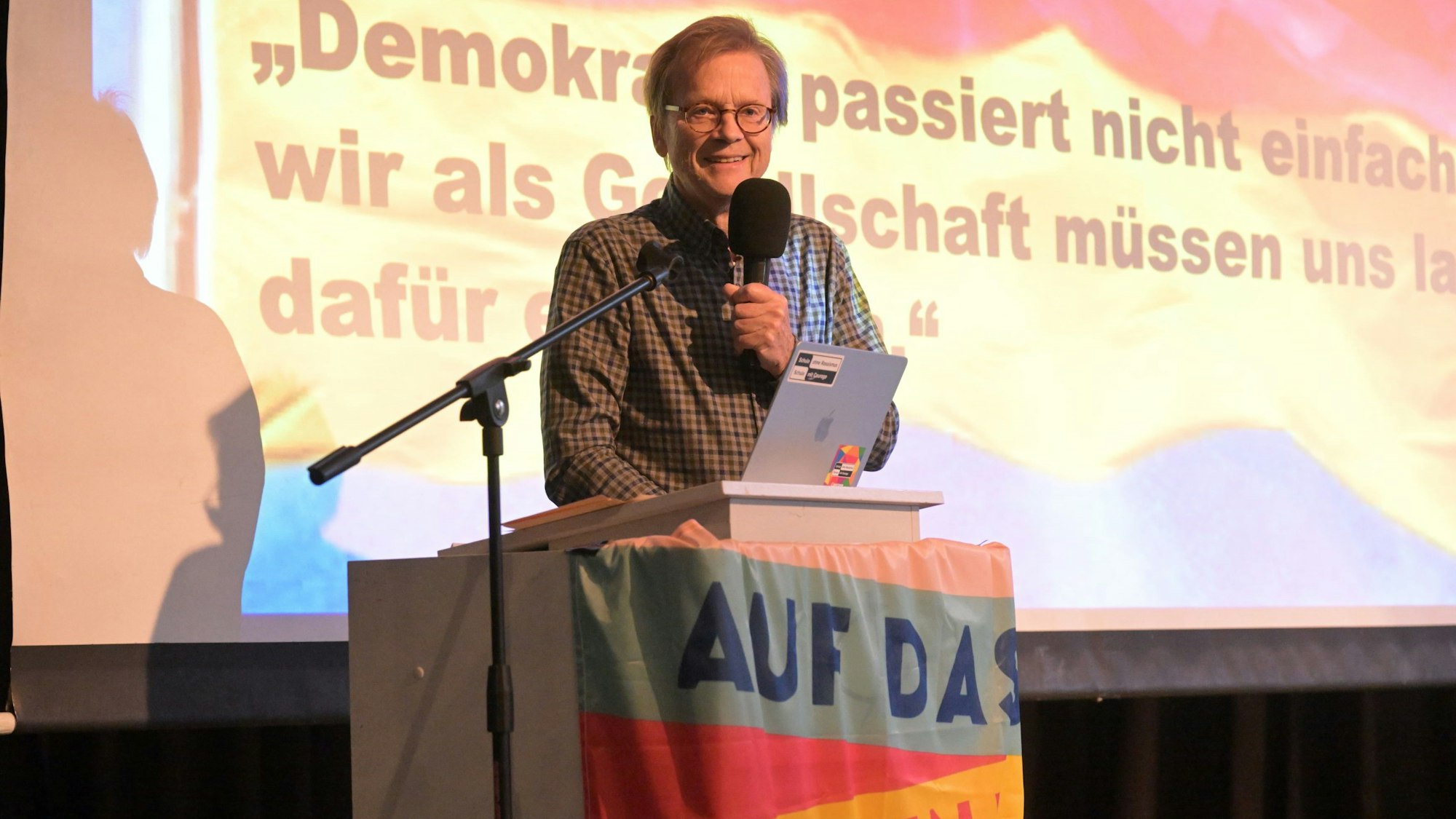 Das Foto zeigt Zeitzeugen Michael Schwerk bei seinem Besuch in der Gesamtschule Kürten
