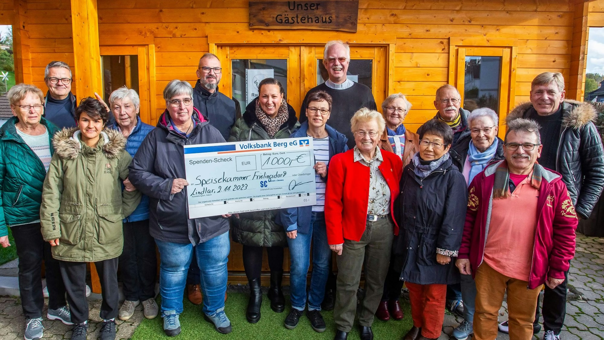 Gruppenbild zur Einweihung des neuen Gästehauses der Speisekammer Frielingsdorf.
