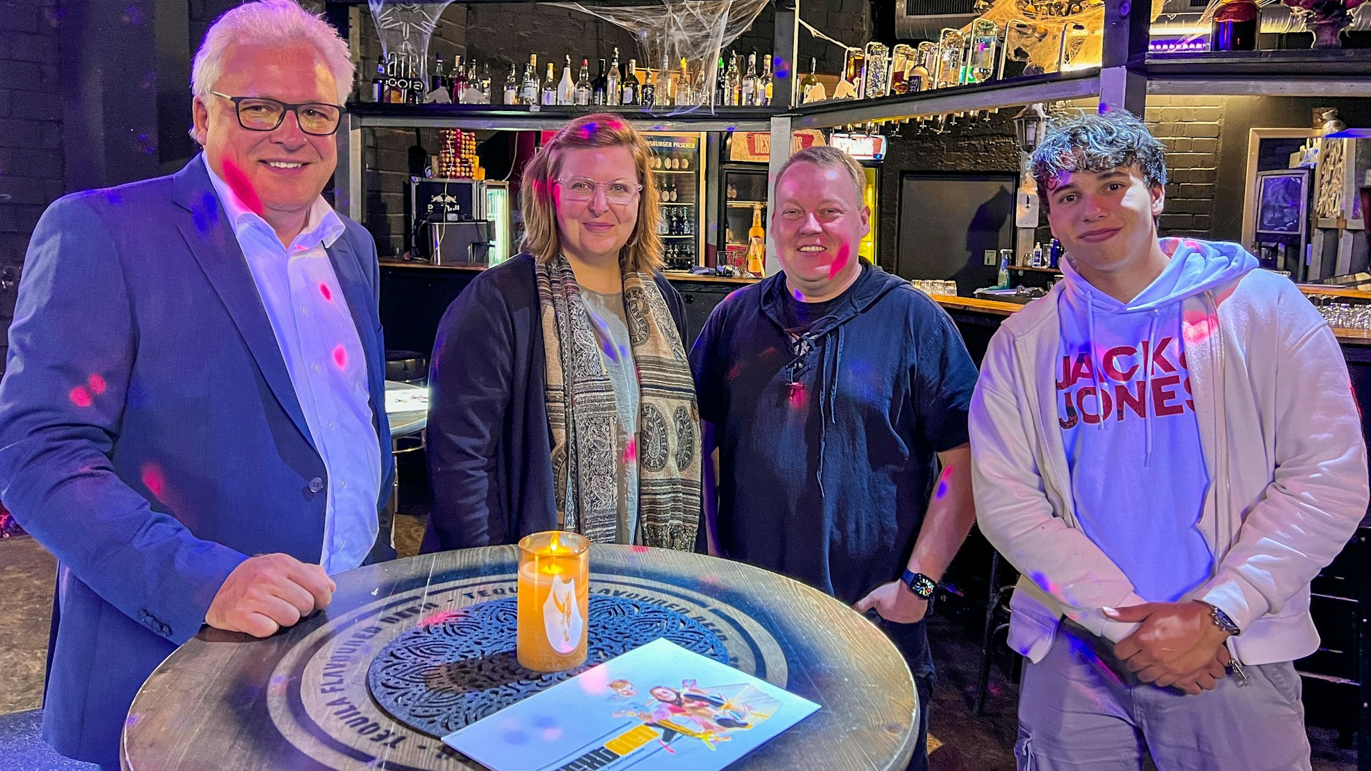 Freuen sich, dass im Shadow demnächst Jugend-Partys stattfinden: Marc Adomat (v.l.), Katrin Rehse, Marcel König und Marwin Klos.