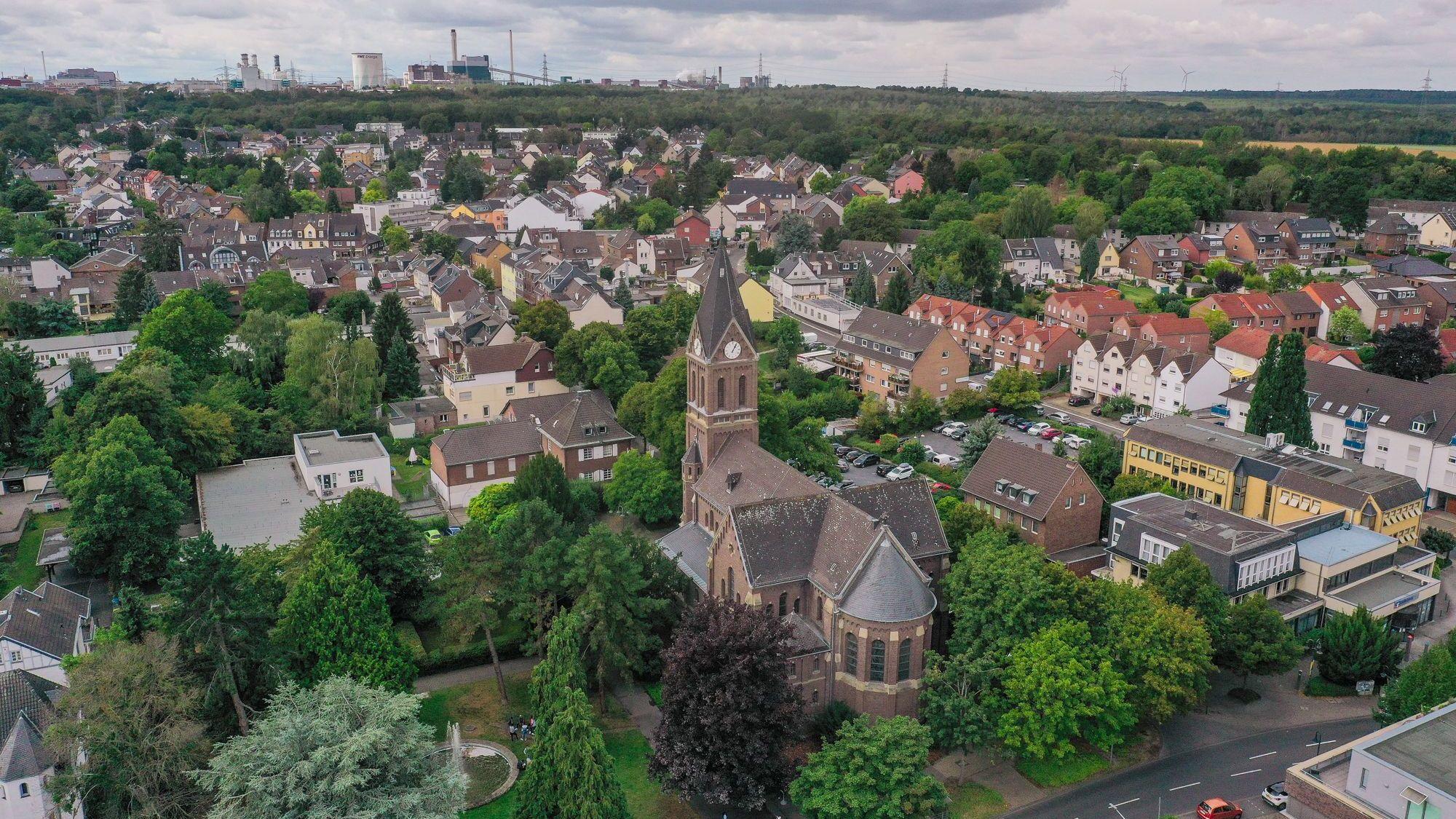 Ein Luftbild vom Ortskern von Alt-Hürth rund um die Kirche St. Katharina.