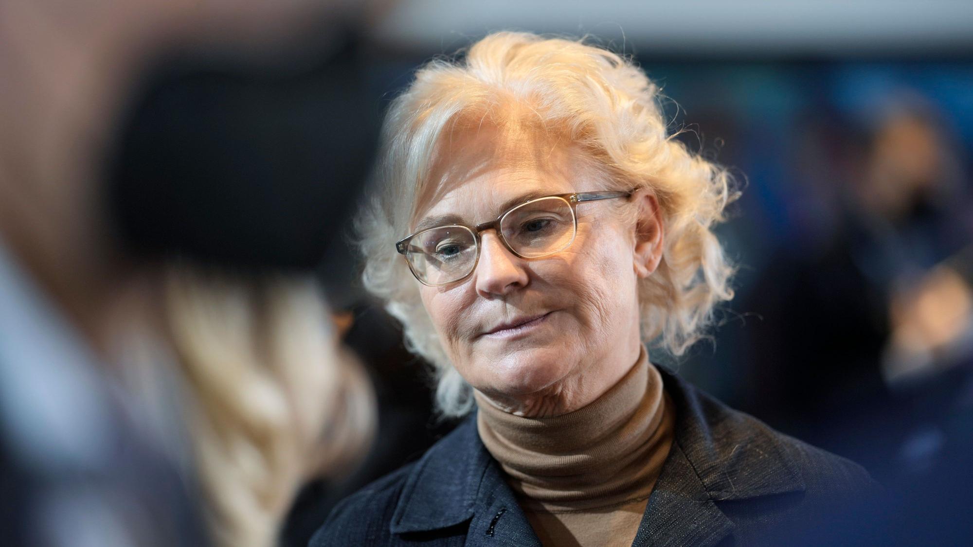 Christine Lambrecht, ehemalige Verteidigungsminsterin, schaut zu Boden. (Archivbild)