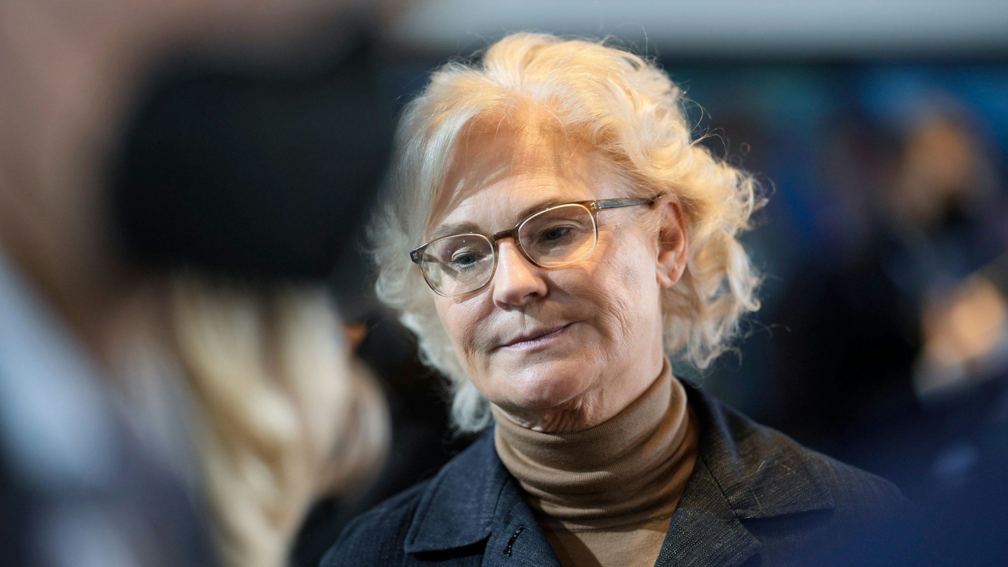 Christine Lambrecht, ehemalige Verteidigungsminsterin, schaut zu Boden. (Archivbild)