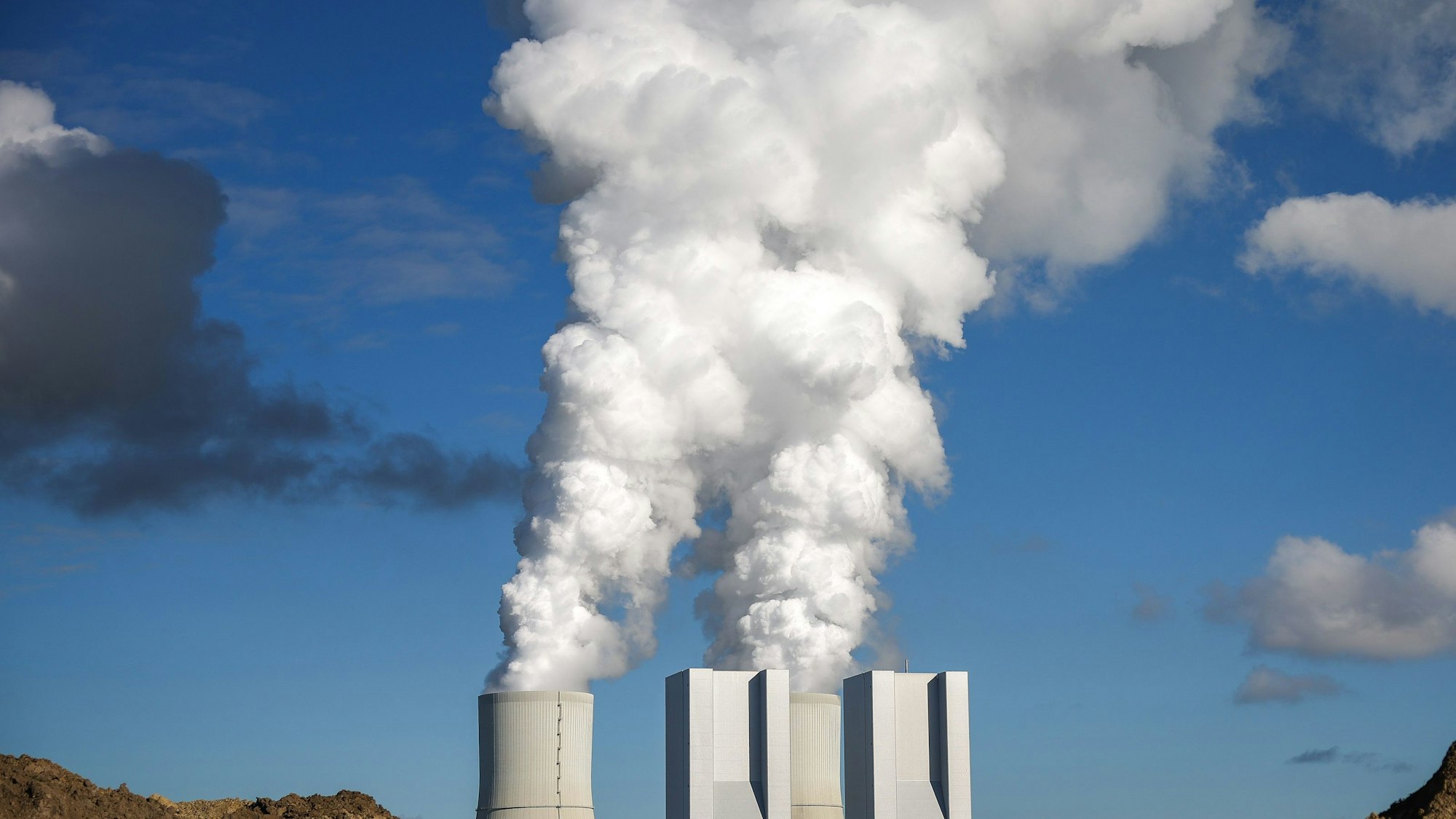 Rauch steigt aus Kraftwerken.