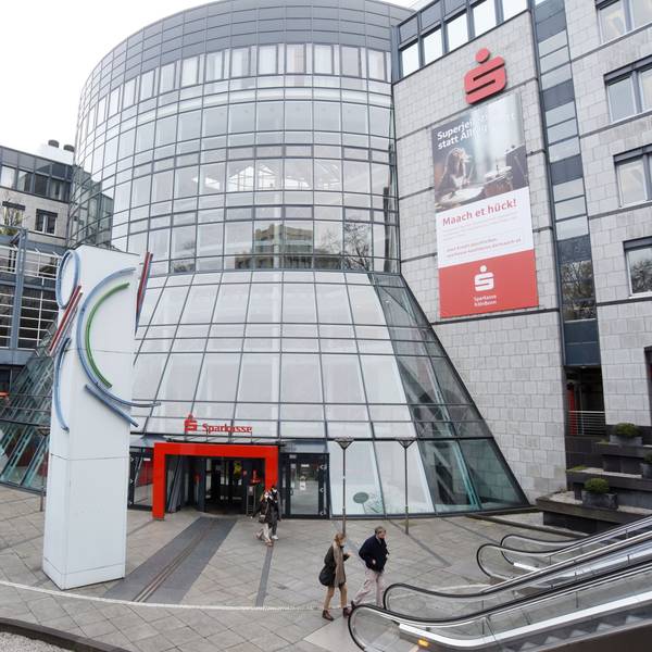 Das Gebäude der Sparkasse am Rudolfplatz.