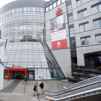 Das Gebäude der Sparkasse am Rudolfplatz.