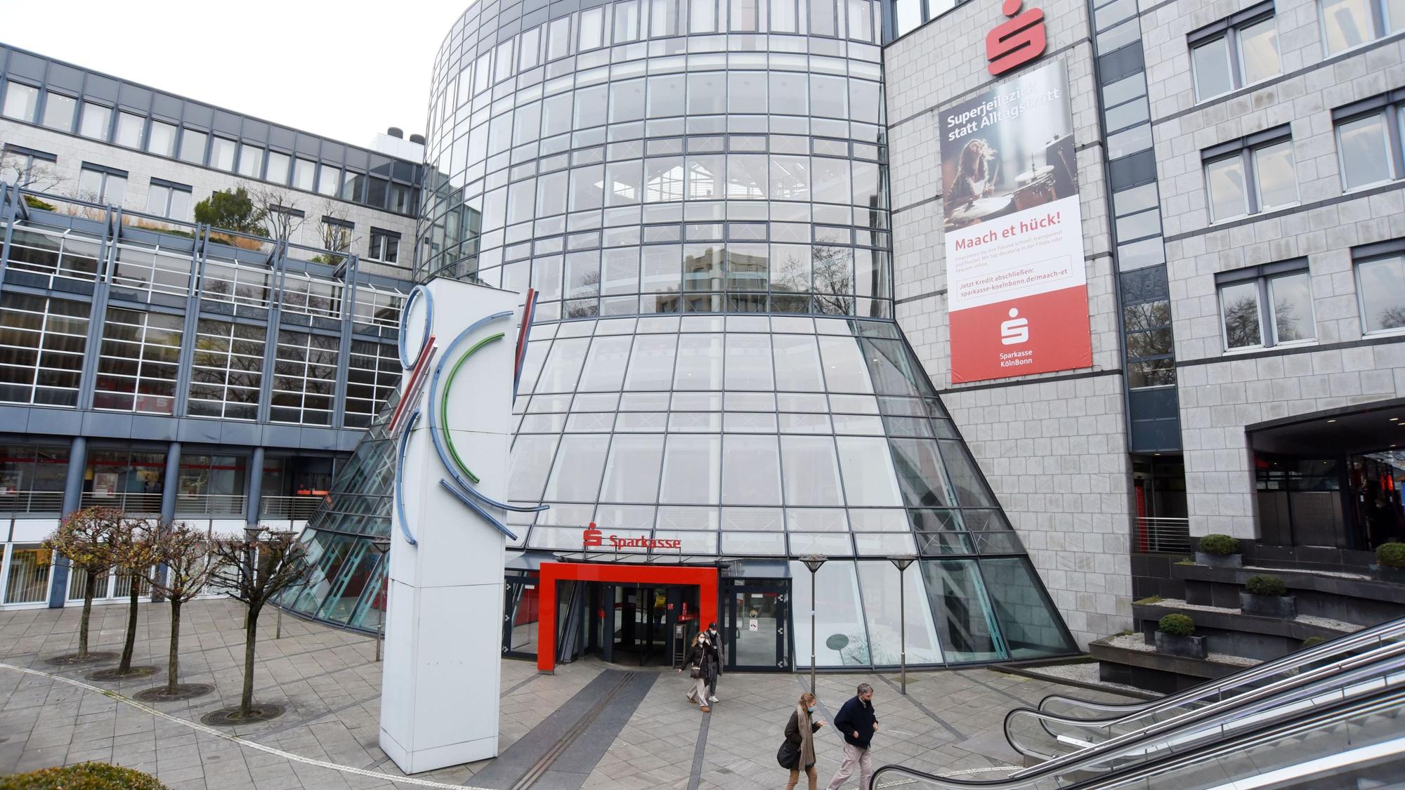 Das Gebäude der Sparkasse am Rudolfplatz.