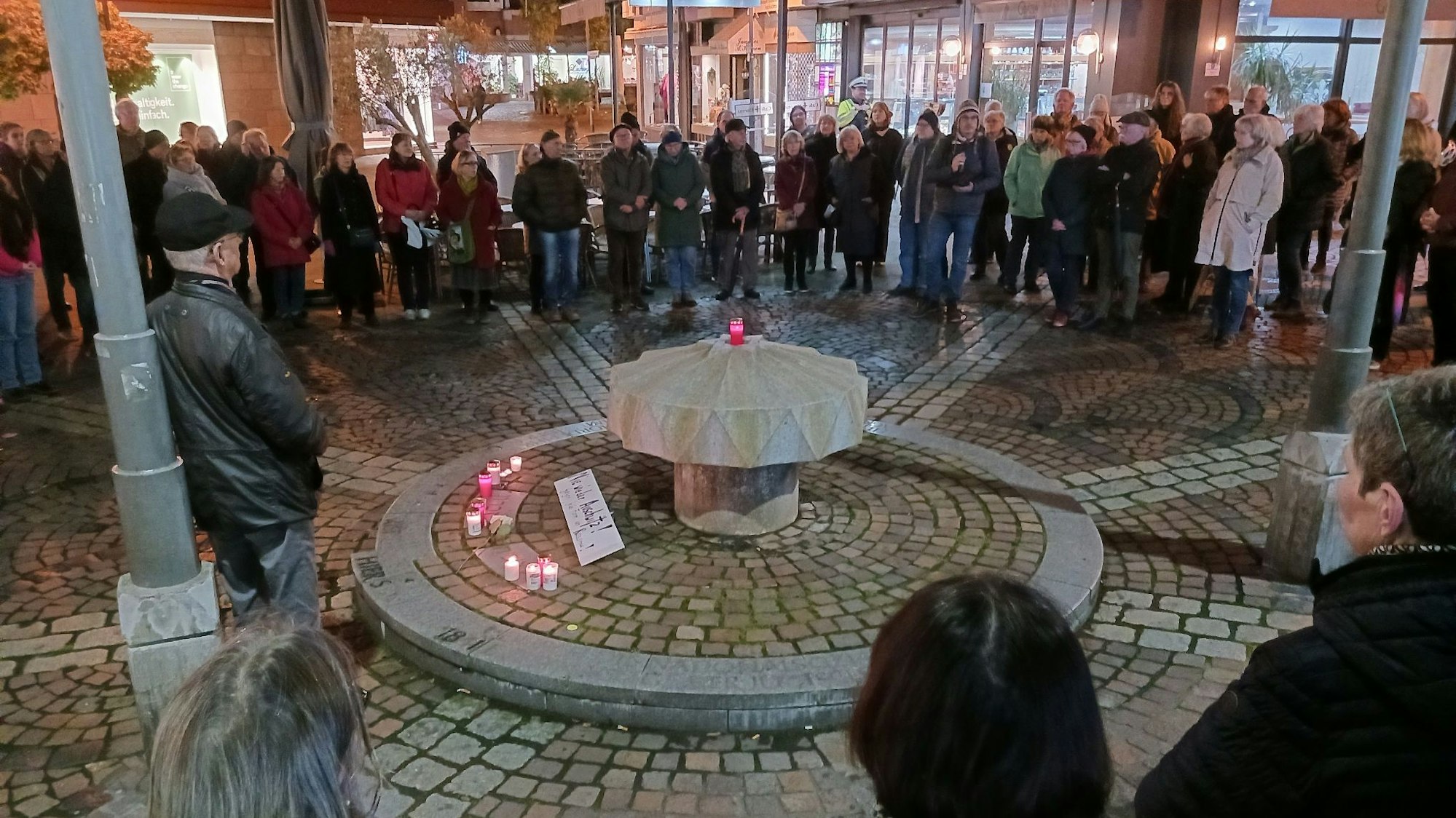 Ein Marsch zum Gedenken an die Novemberpogrome führte durch Siegburg.