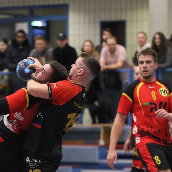 Ein Palmersheimer Handballer umschließt den Gegenspieler aus Bad Münstereifel am Hals.