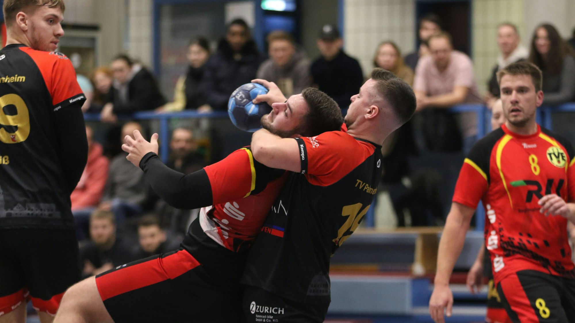 Ein Palmersheimer Handballer umschließt den Gegenspieler aus Bad Münstereifel am Hals.