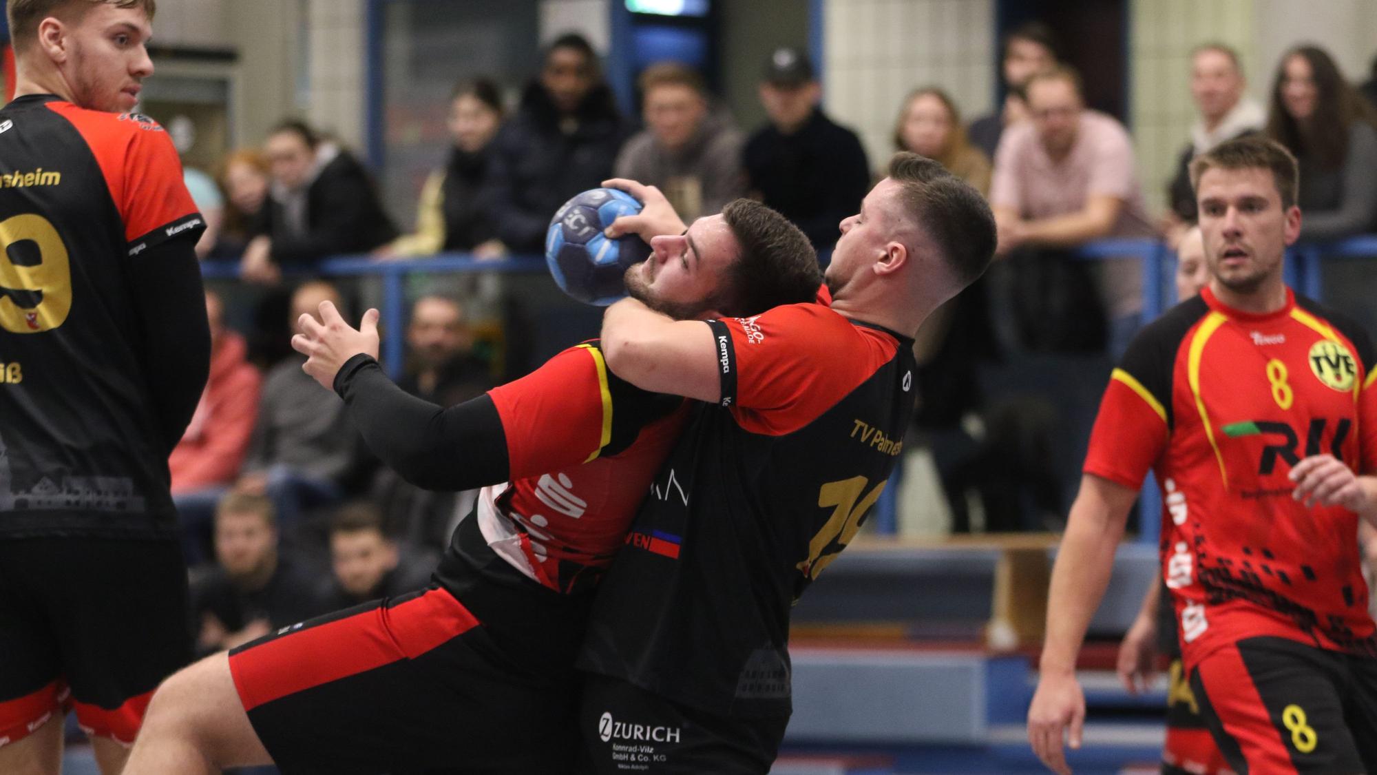 Das Bild zeigt einen harten Zweikampf im Handball. Marco Mayer nimmt seinen Kontrahenten in den Schwitzkasten.