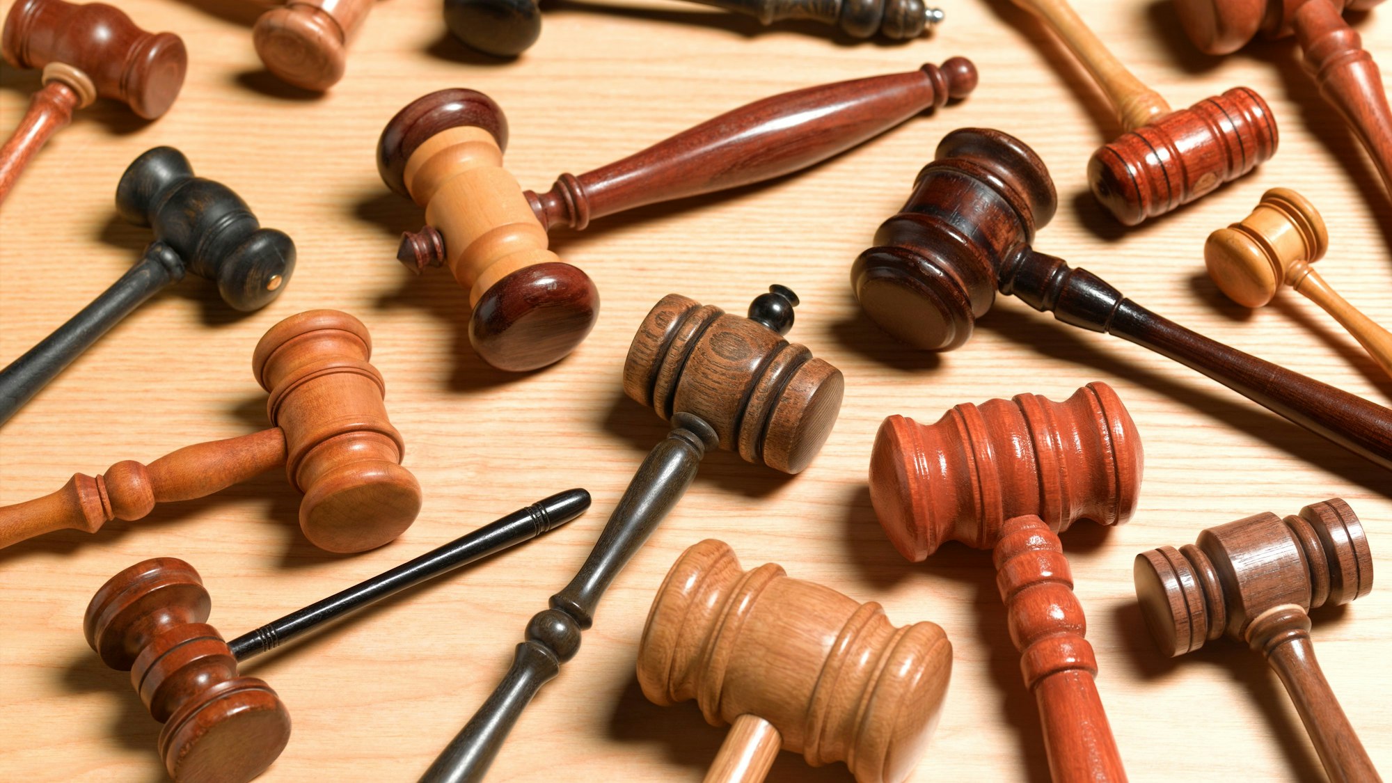 Viele Gerichtshämmer liegen auf einem Tisch