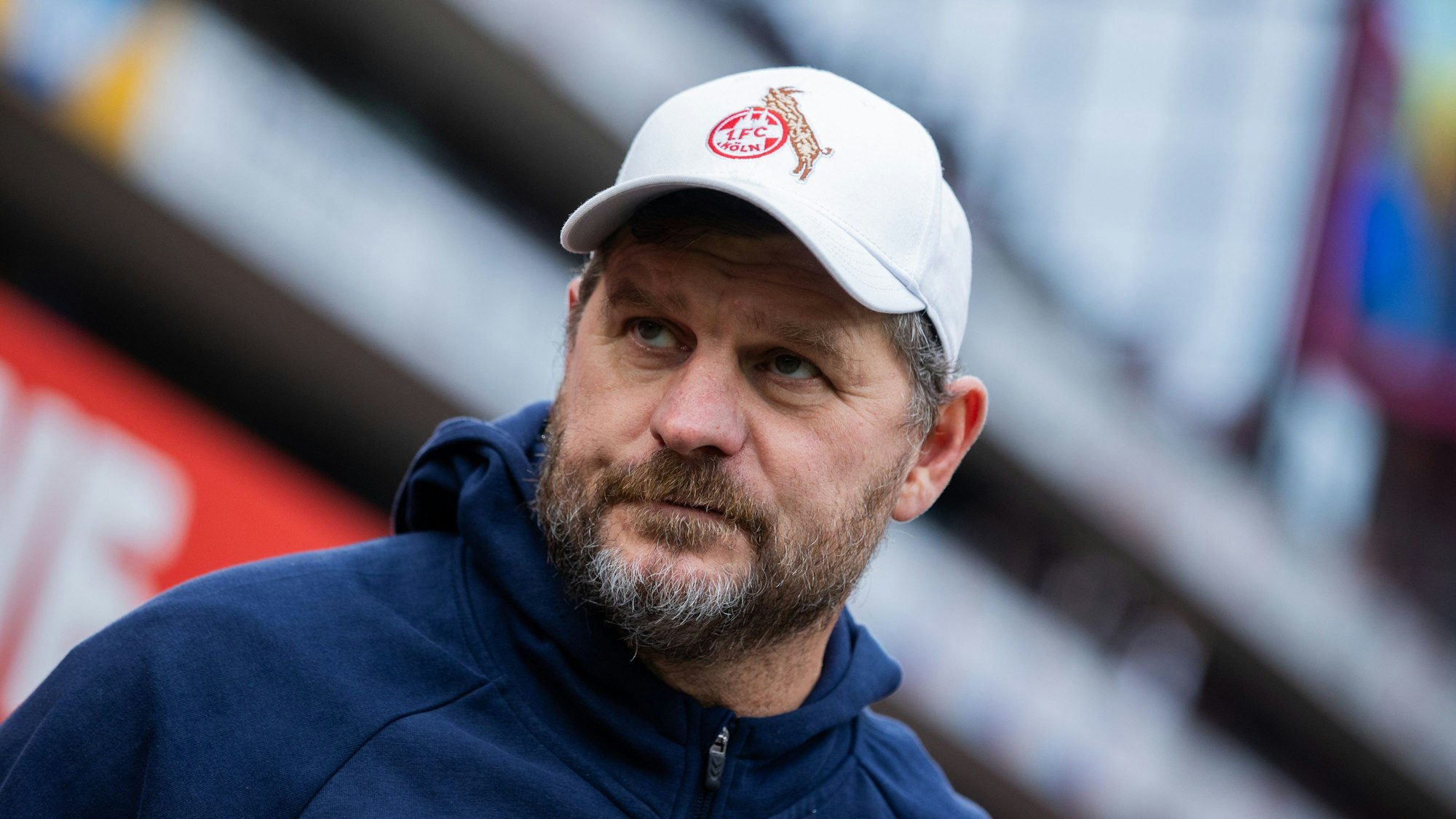 Kölns Trainer Steffen Baumgart vor dem Spiel. Baumgart spürt Ruhe im Verein trotz des letzten Tabellenplatzes.