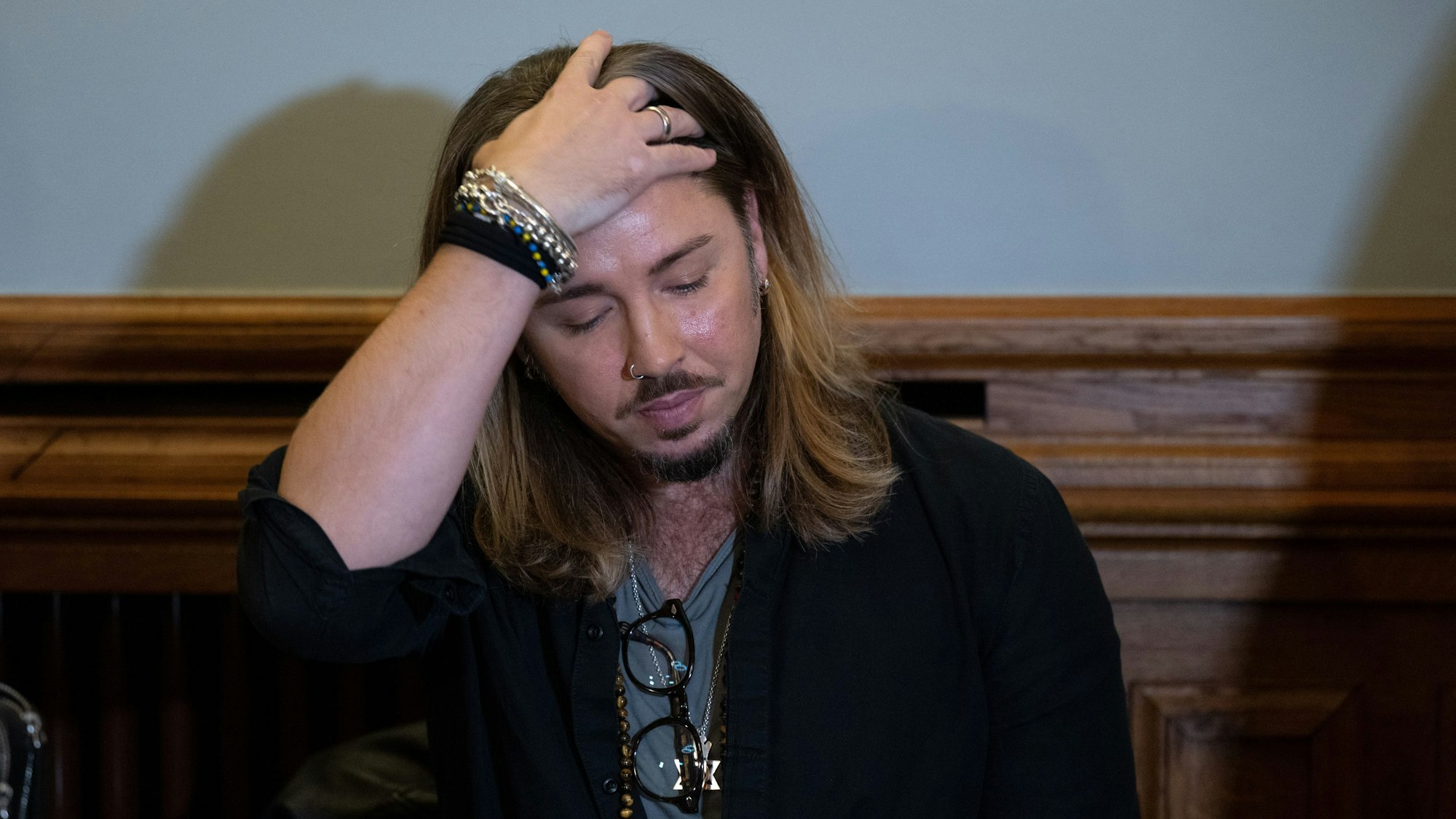 Der deutsche Rockmusiker Gil Ofarim sitzt im Saal des Landgerichts in Leipzig. Hier beginnt der Prozess gegen Ofarim wegen falscher Verdächtigung und Verleumdung.