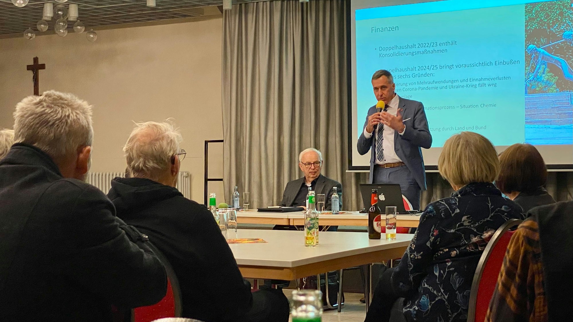 Auf dem Foto ist Wesselings Bürgermeister Ralph Manzke zu sehen.