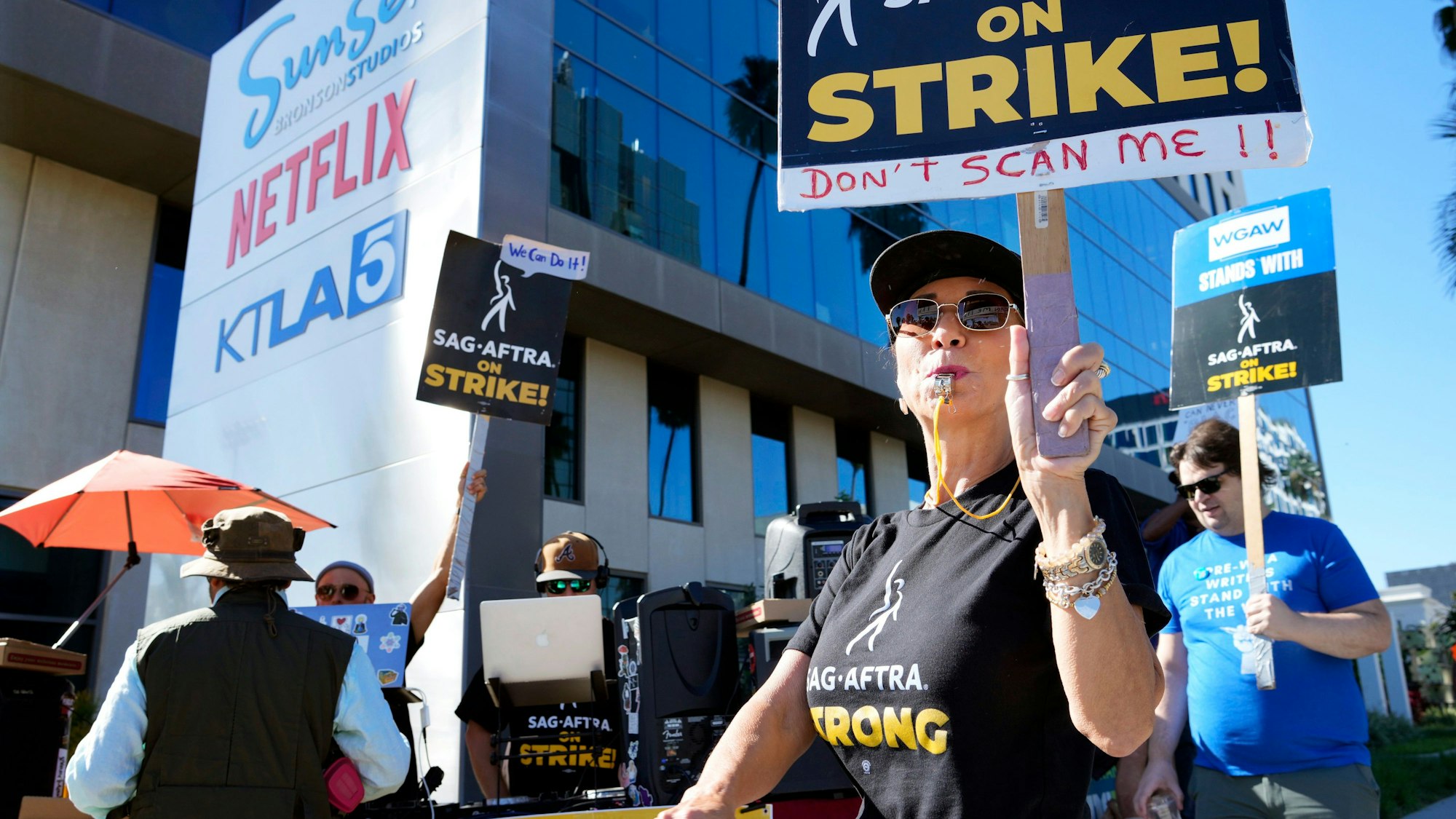 08.11.2023, USA, Los Angeles: Das streikende SAG-AFTRA-Mitglied Karen Brown beteiligt sich an einem Streikposten vor den Netflix-Studios. Schauspieler und Filmstudios in Hollywood haben ein «vorläufiges Abkommen» erzielt, um den seit knapp vier Monaten dauernden Streik zu beenden.