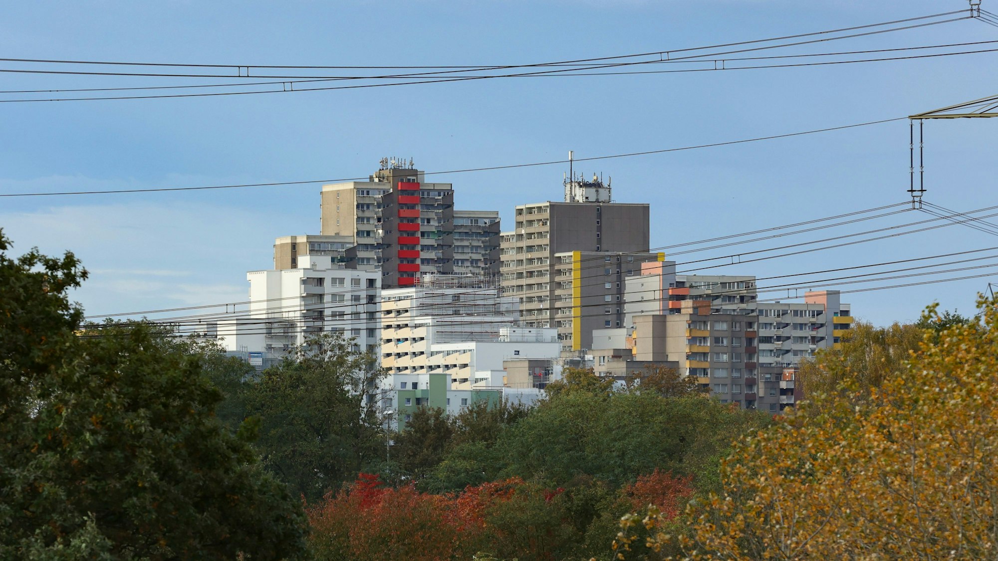 25.10.2023
Köln:
Chorweiler mit herbstlich gefärbten Laub im Vordergrund
Foto: Martina Goyert