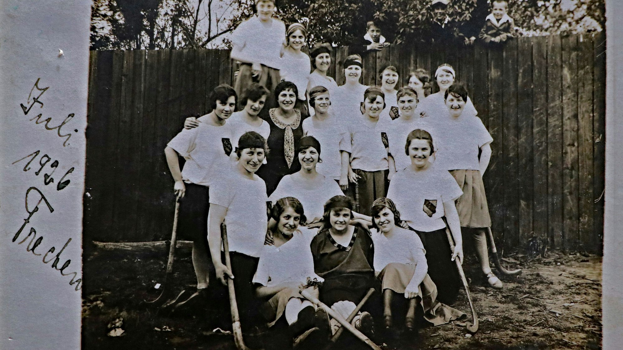 Auf dem historischen Foto ist eine Gruppe junger Sportlerinnen zu sehen.