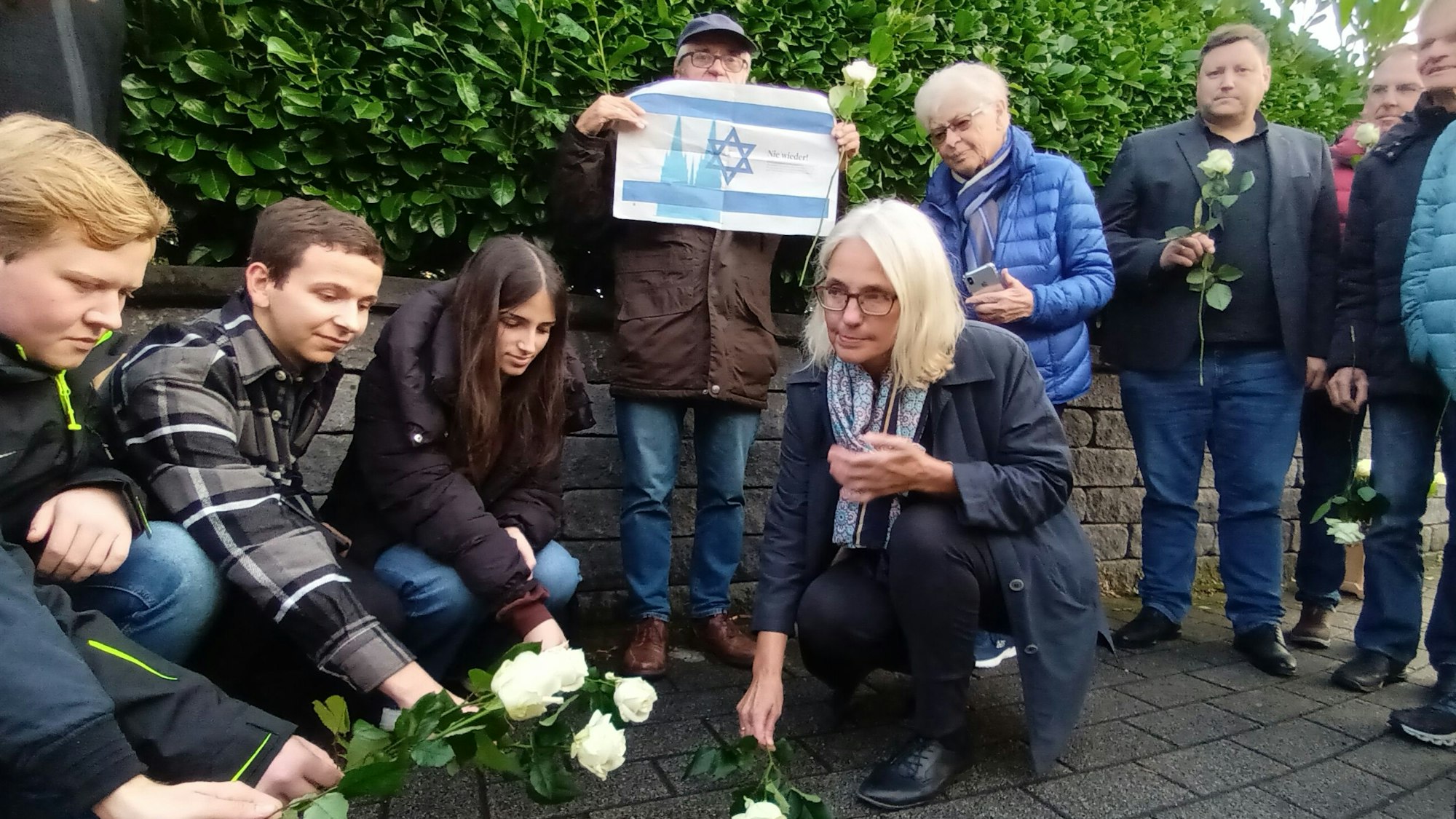 Jugendliche polierten einen Stolperstein.