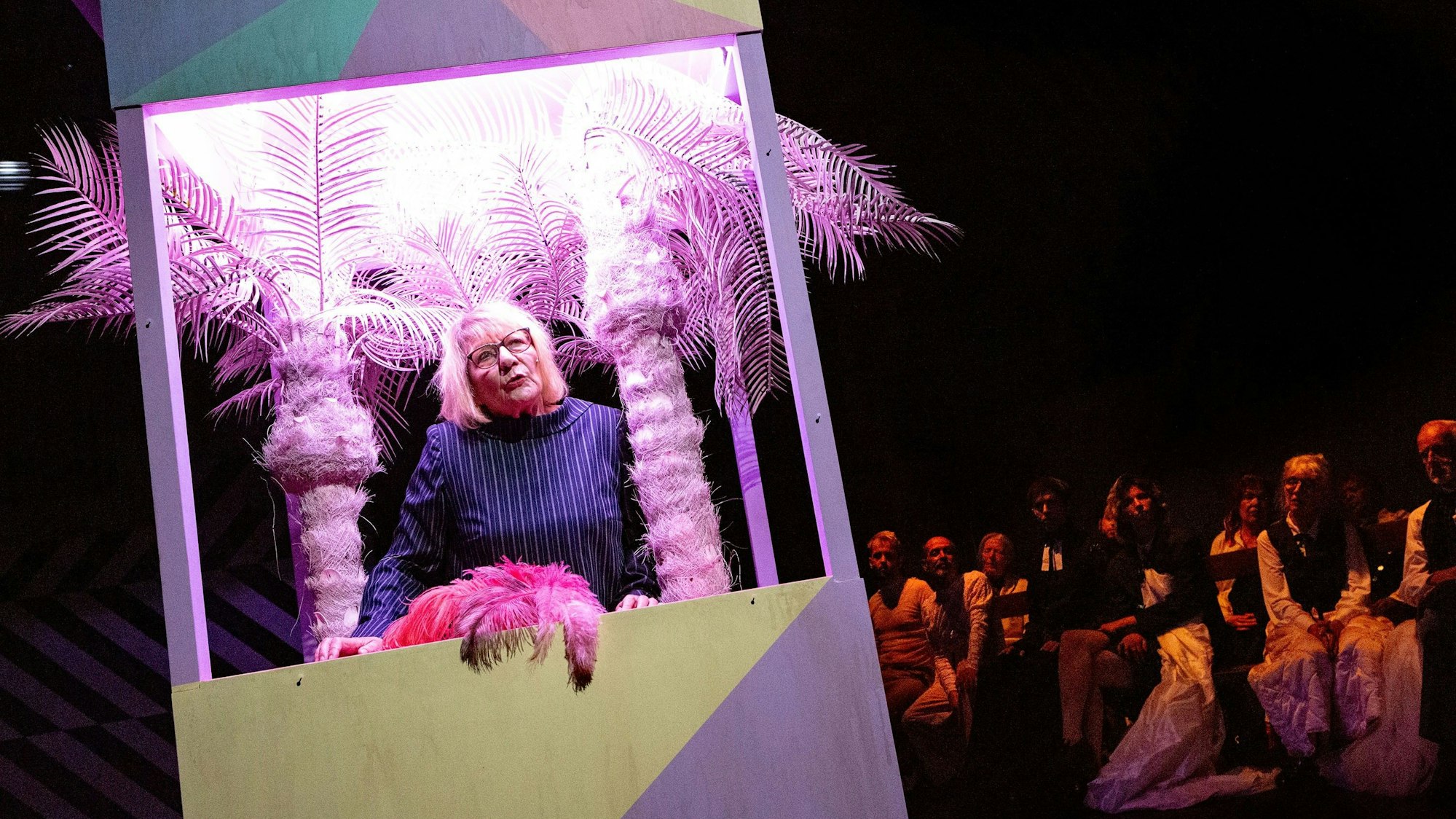 Eine Szene aus dem Stück „Erstmal für immer“ von und mit der Oldschool, dem Senioren- und Seniorinnenensemble am Schauspiel Köln und (un-)verheirateten Gästen.