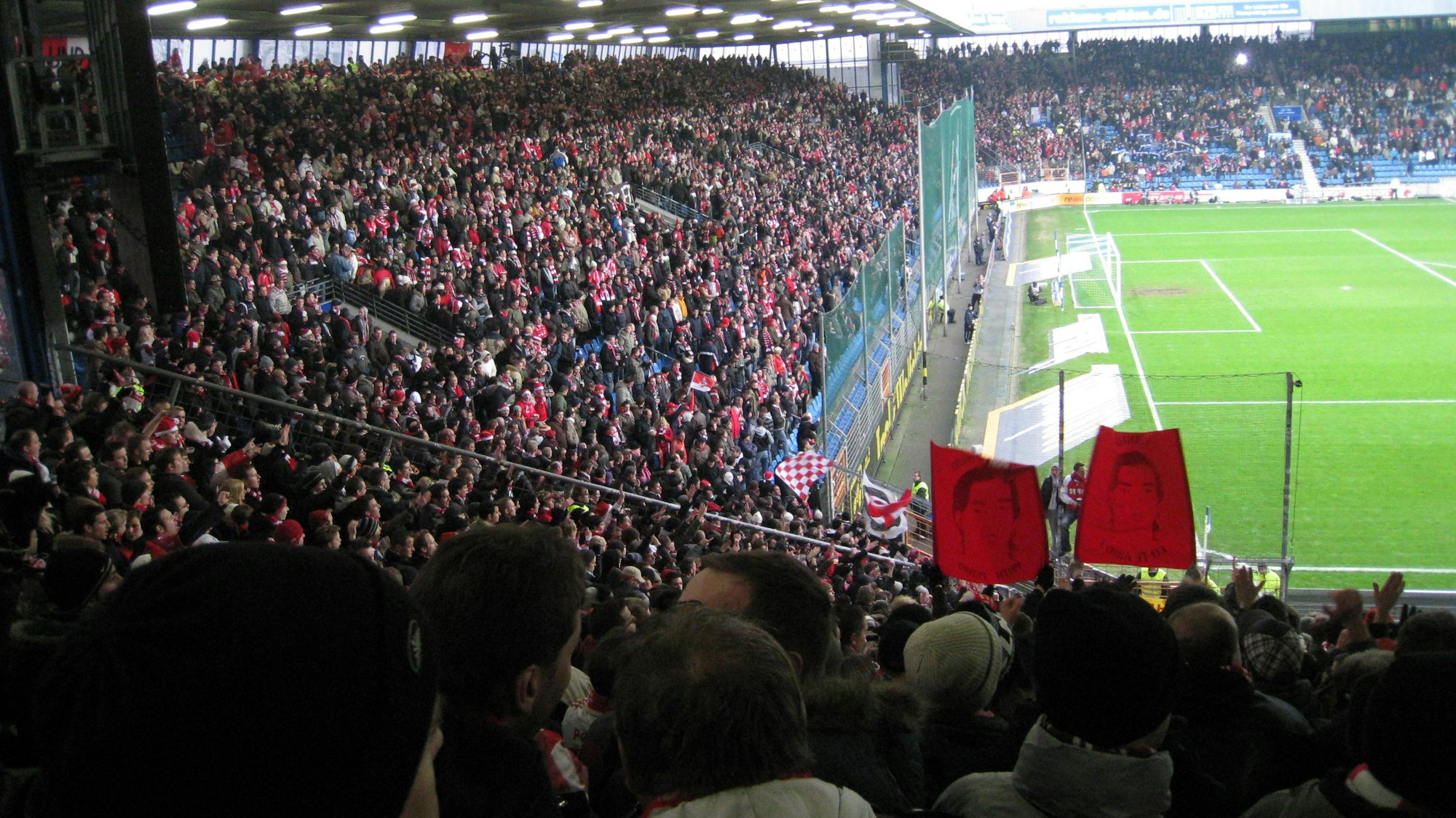 Blick auf die mit Anhängern des 1. FC Köln besetzte Tribüne im Bochumer Ruhrstadion.