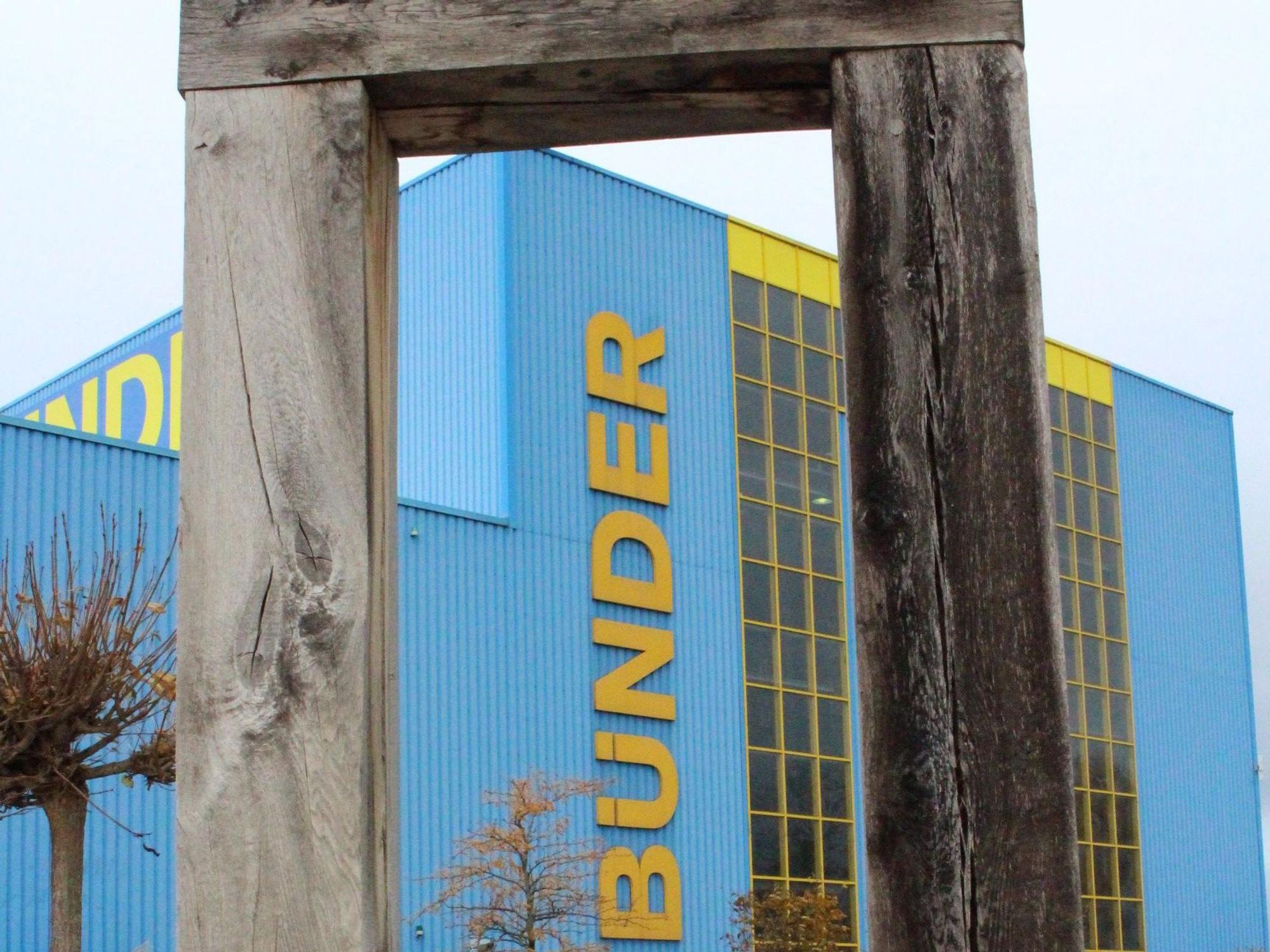 Das Bild zeigt den Schriftzug „Bünder“ an einer Firmenhalle am Standort Euskirchen.