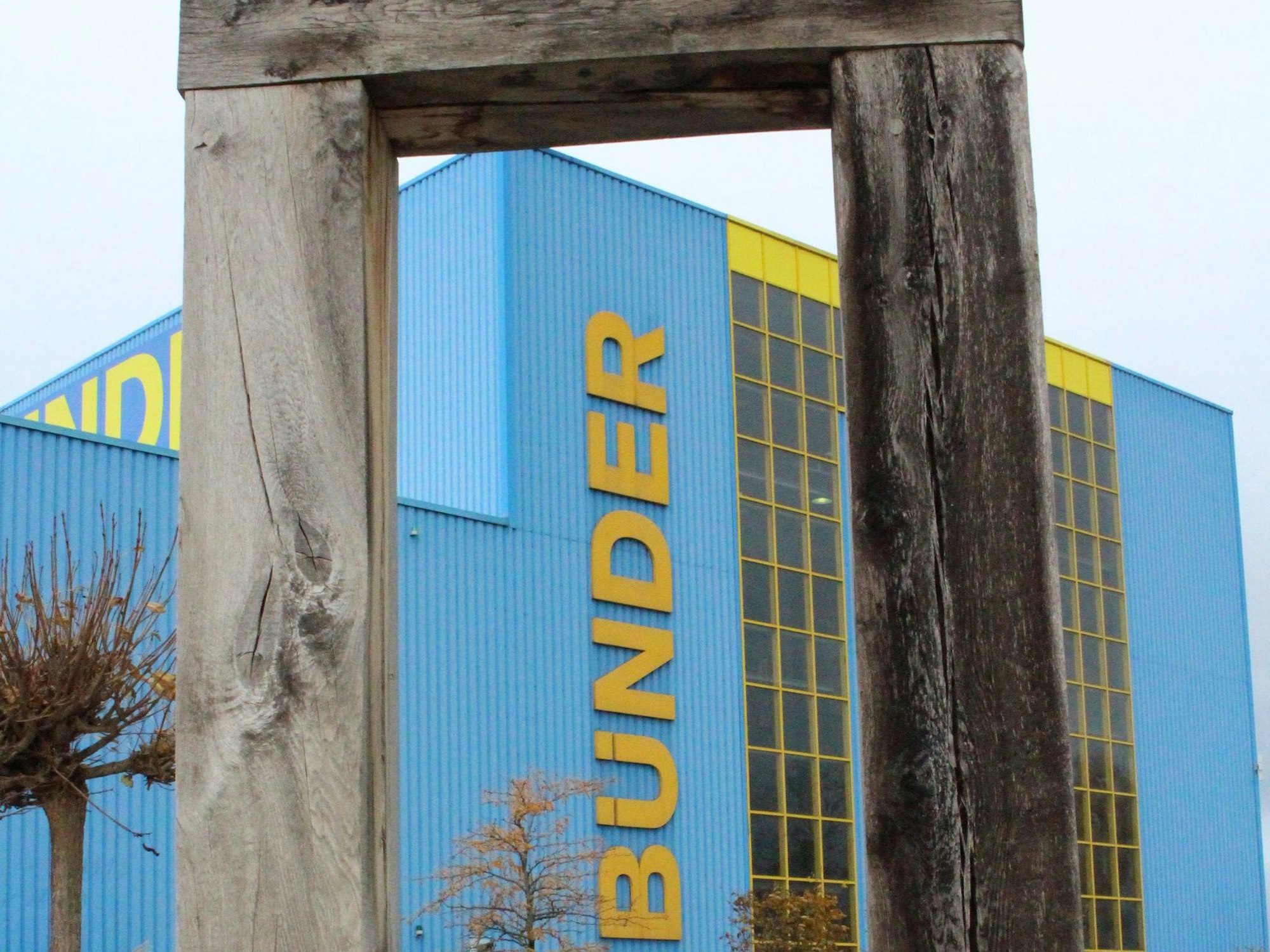 Das Bild zeigt den Schriftzug „Bünder“ an einer Firmenhalle am Standort Euskirchen.