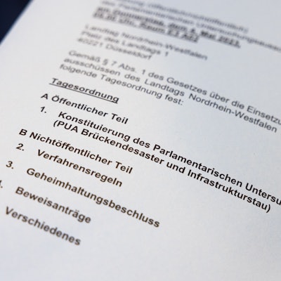 Die Tagesordnung mit der Aufschrift "Brückendesaster und Infrastrukturstau" ist während der konstituierenden Sitzung des Parlamentarischer Untersuchungsausschusses "Brückendesaster und Infrastrukturstau" im Landtag zu sehen.