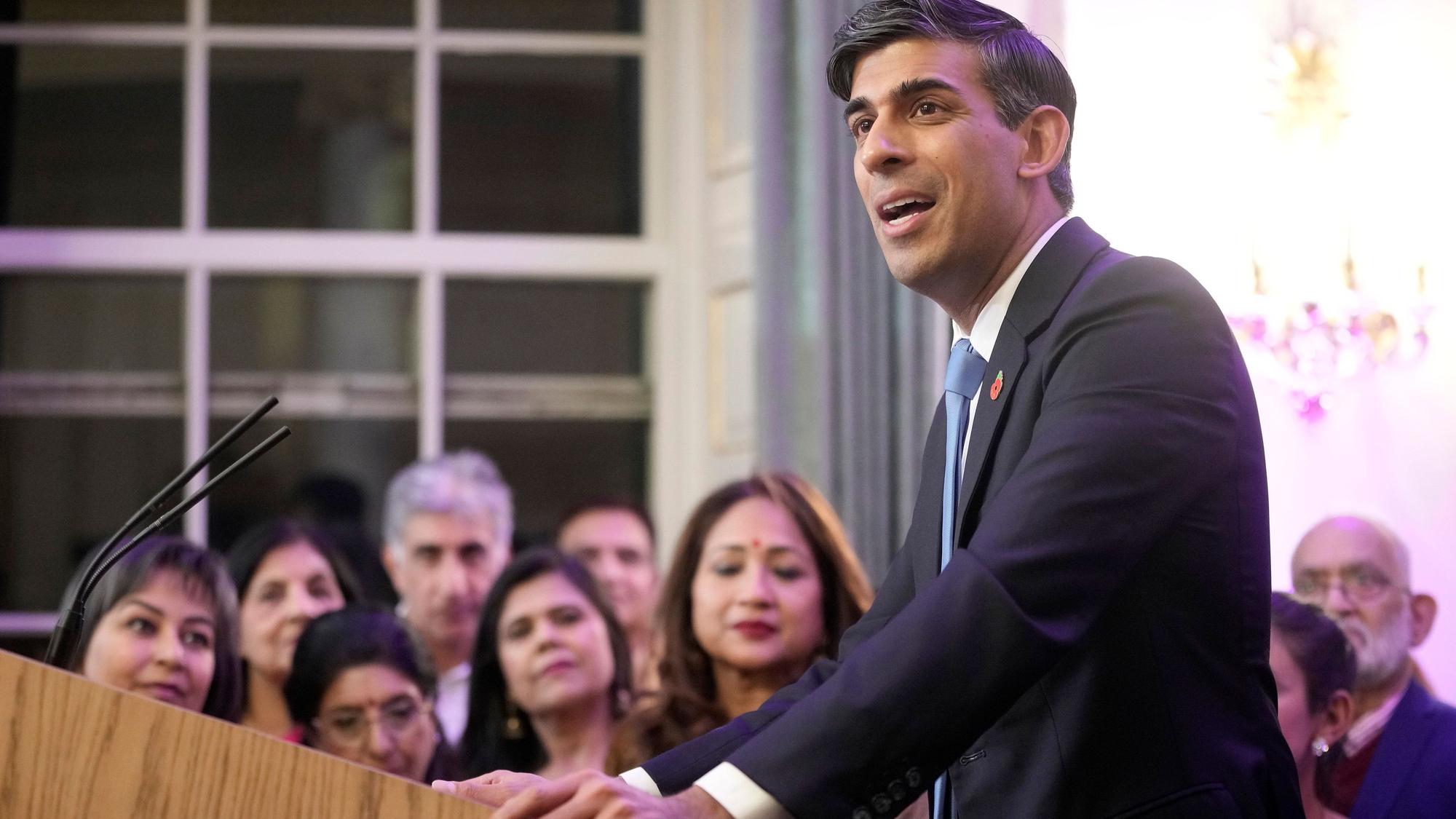 Premierminister Rishi Sunak steht nach den rechtspopulistischen Äußerungen von Innenministerin Suella Braverman unter Druck.