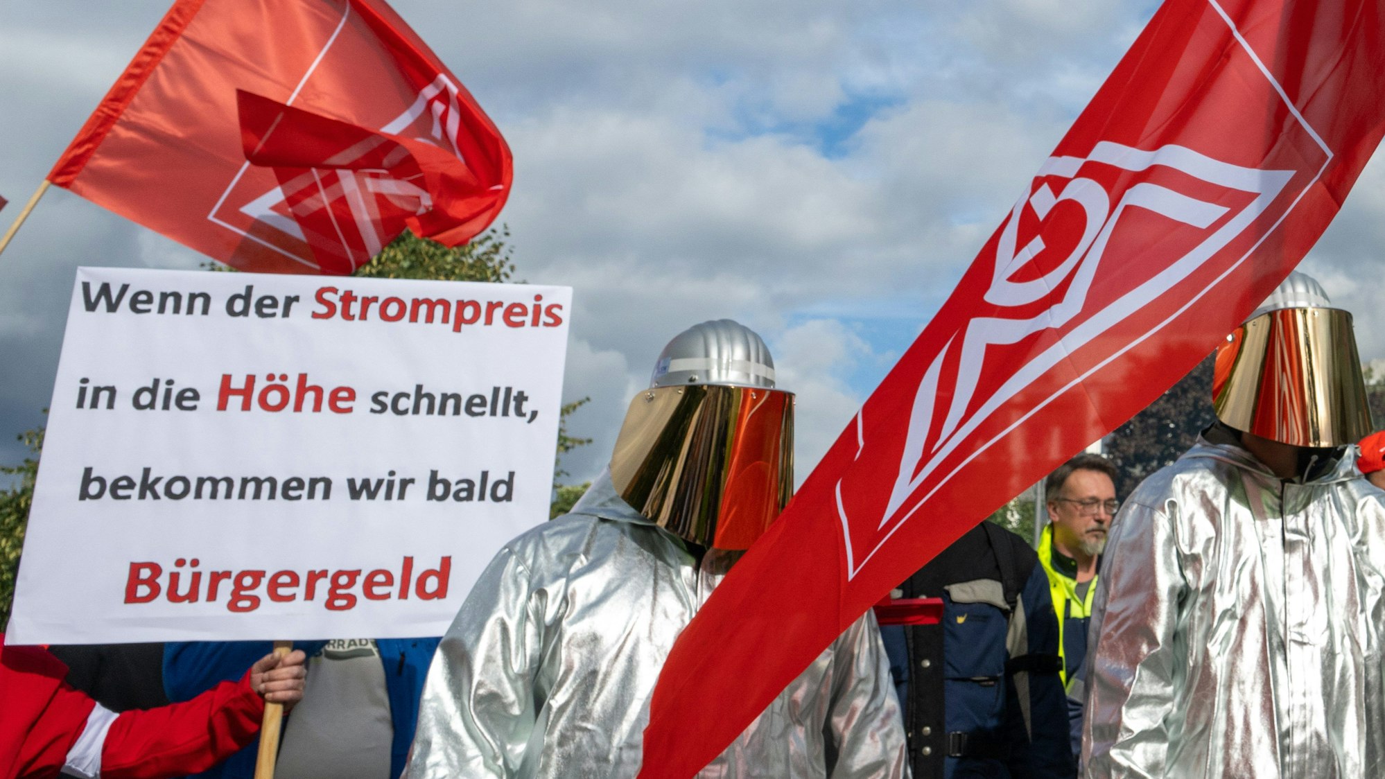 Stahlarbeiter protestieren für wettbewerbsfähige Strompreise. Die Bundesregierung hat sich nun offenbar geeinigt. (Symbolbild)