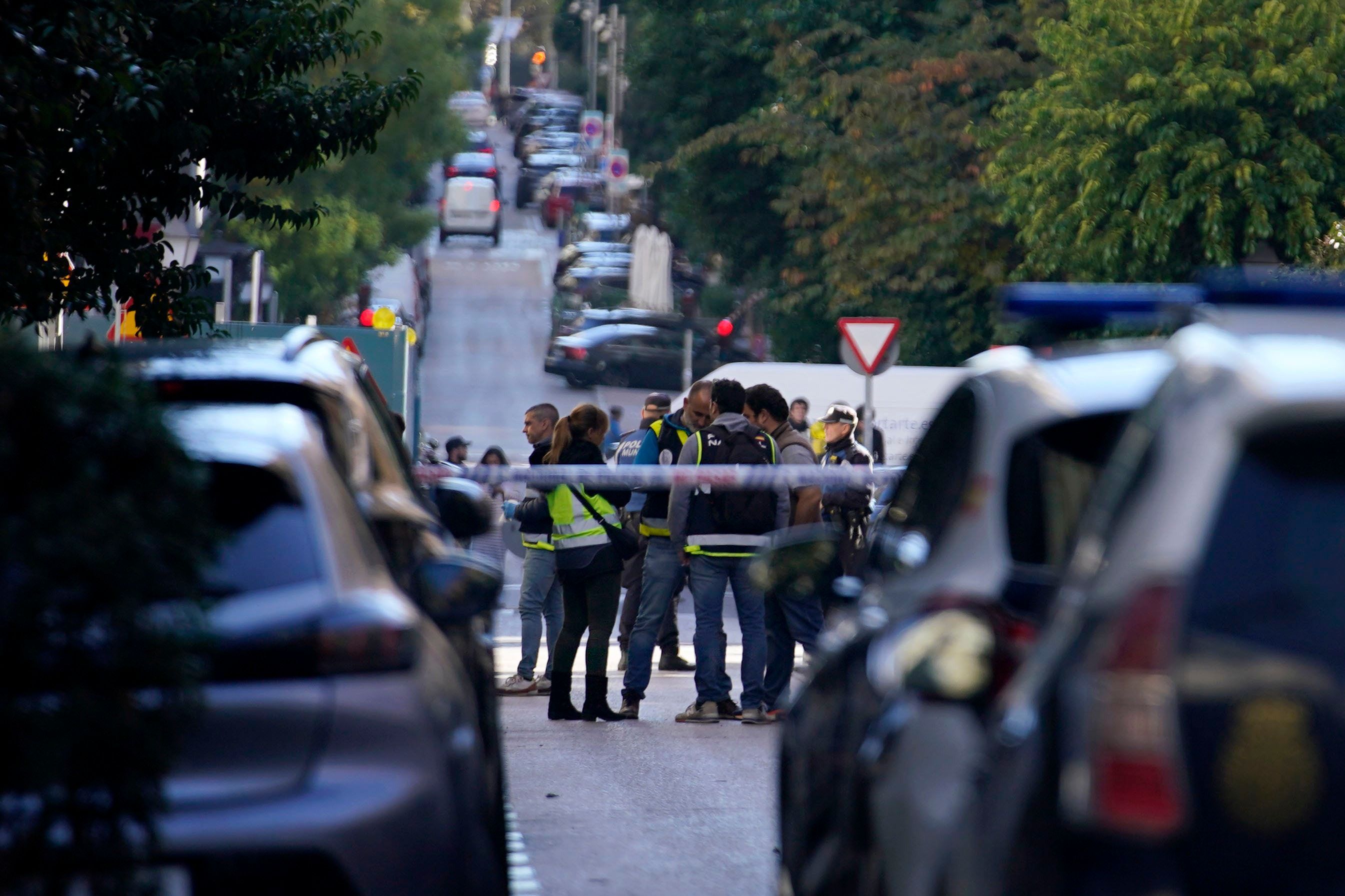 09.11.2023, Spanien, Madrid: Polizeibeamte sperren das Gebiet ab, nachdem der konservative Politiker und Mitbegründer der rechtspopulistischen Vox Alejo Vidal-Quadras auf offener Straße niedergeschossen wurde.