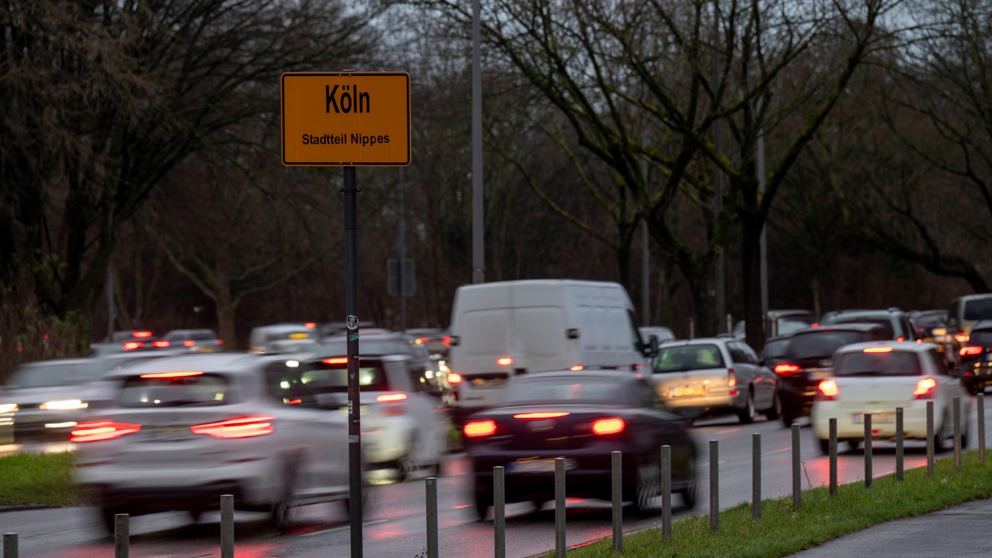 Auf der Inneren Kanalstraße herrscht viel Verkehr.