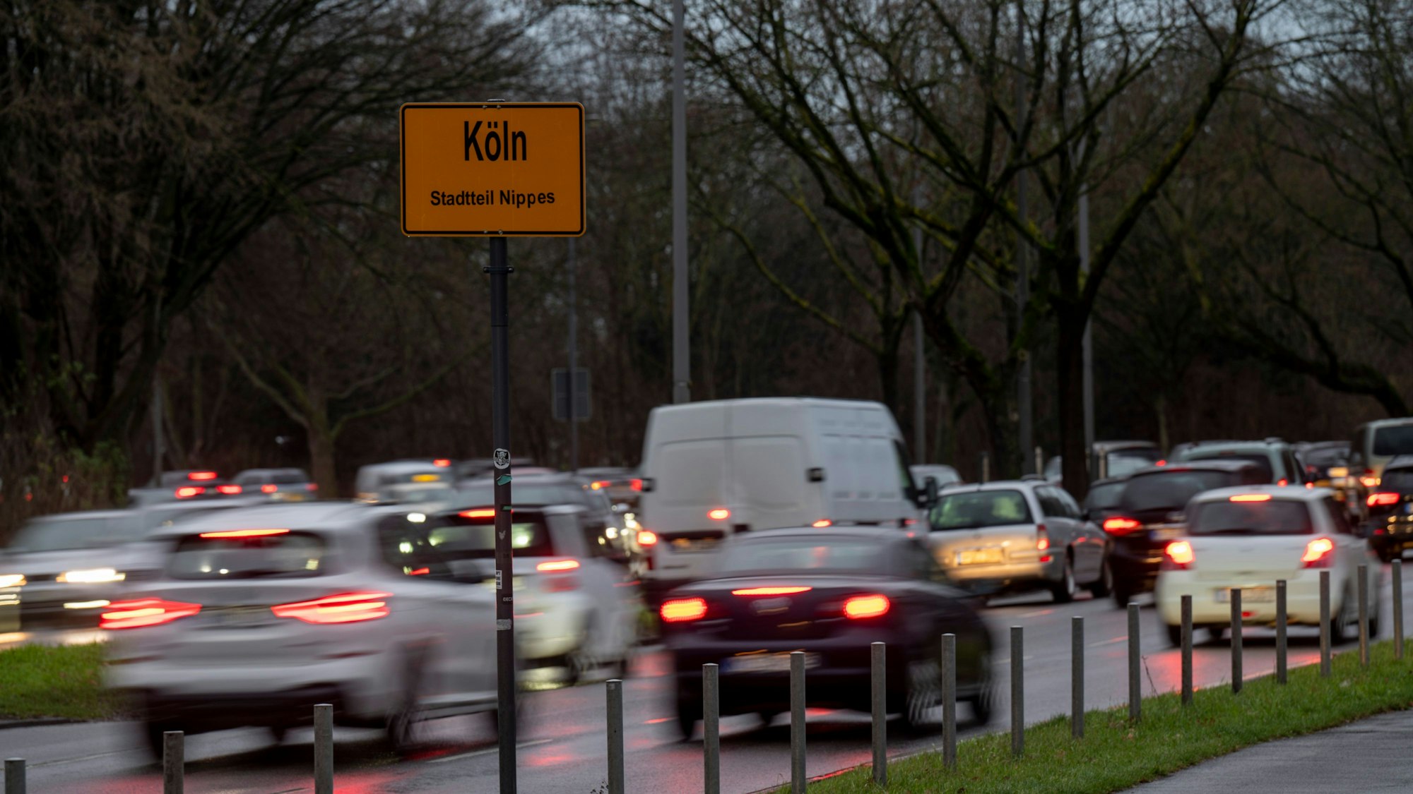 Auf der Inneren Kanalstraße herrscht viel Verkehr.