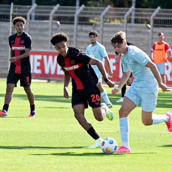 16.09.2023, Fussball-U19-Bayer 04 Leverkusen-1.FC köln
links: Francis Onyeka (Bayer)
Foto: Uli Herhaus